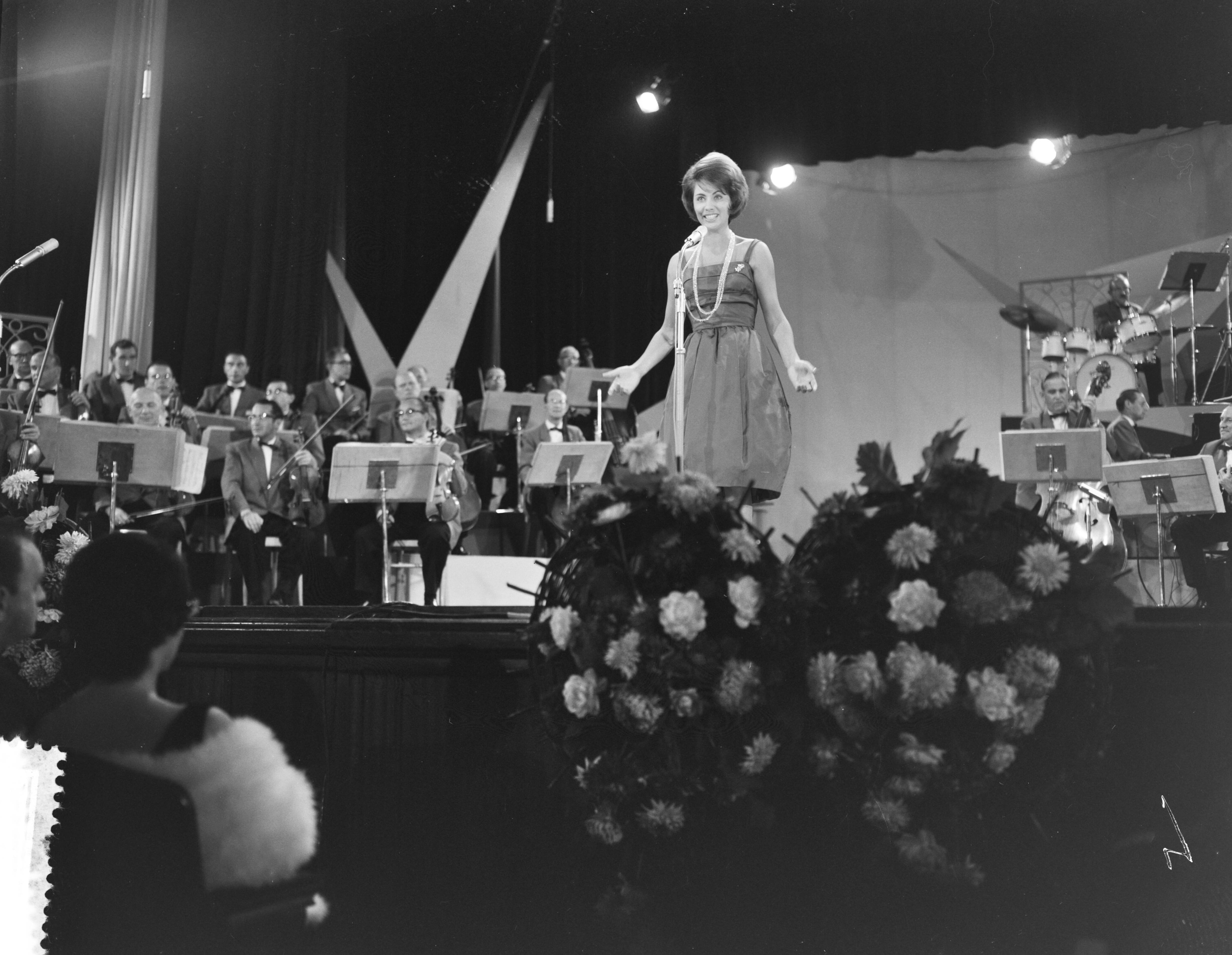 Grand Gala Du Disque in het Kurhaus te Scheveningen — Grand Gala Du Disque in Kurhaus. Margot Eskens — Foto: Bilsen, Joop van / Anefo. Licentie: Set B: Rechtenvrij / Publiek Domein. Bron: Nationaal Archief. http://hdl.handle.net/10648/a9e47c6a-d0b4-102d-bcf8-003048976d84