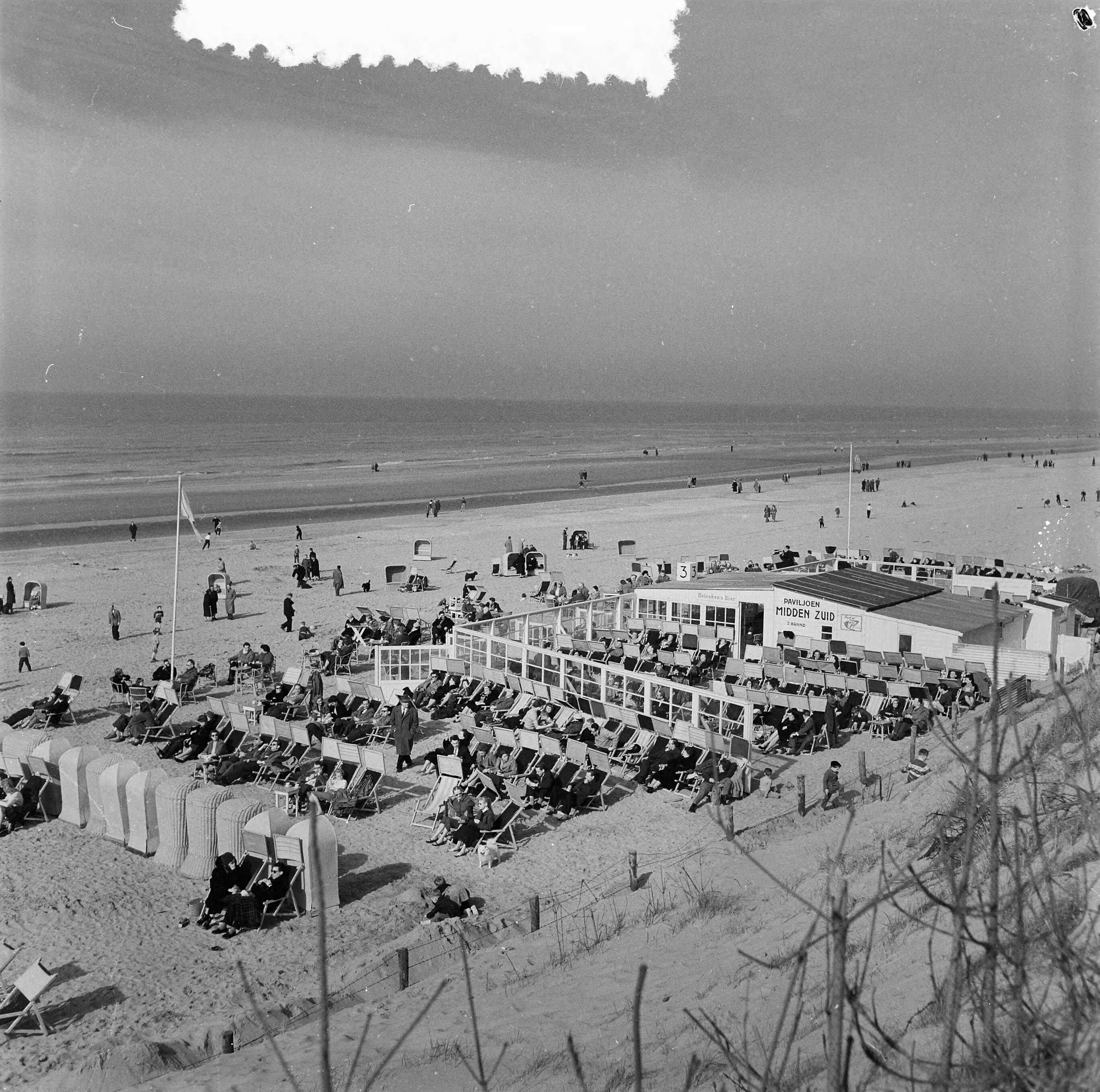Fotocollectie Anefo — Strandterras in Zandvoort — Foto: Behrens, Herbert F. / Anefo. Licentie: Set B: Rechtenvrij / Publiek Domein. Bron: Nationaal Archief. http://hdl.handle.net/10648/a9593560-d0b4-102d-bcf8-003048976d84