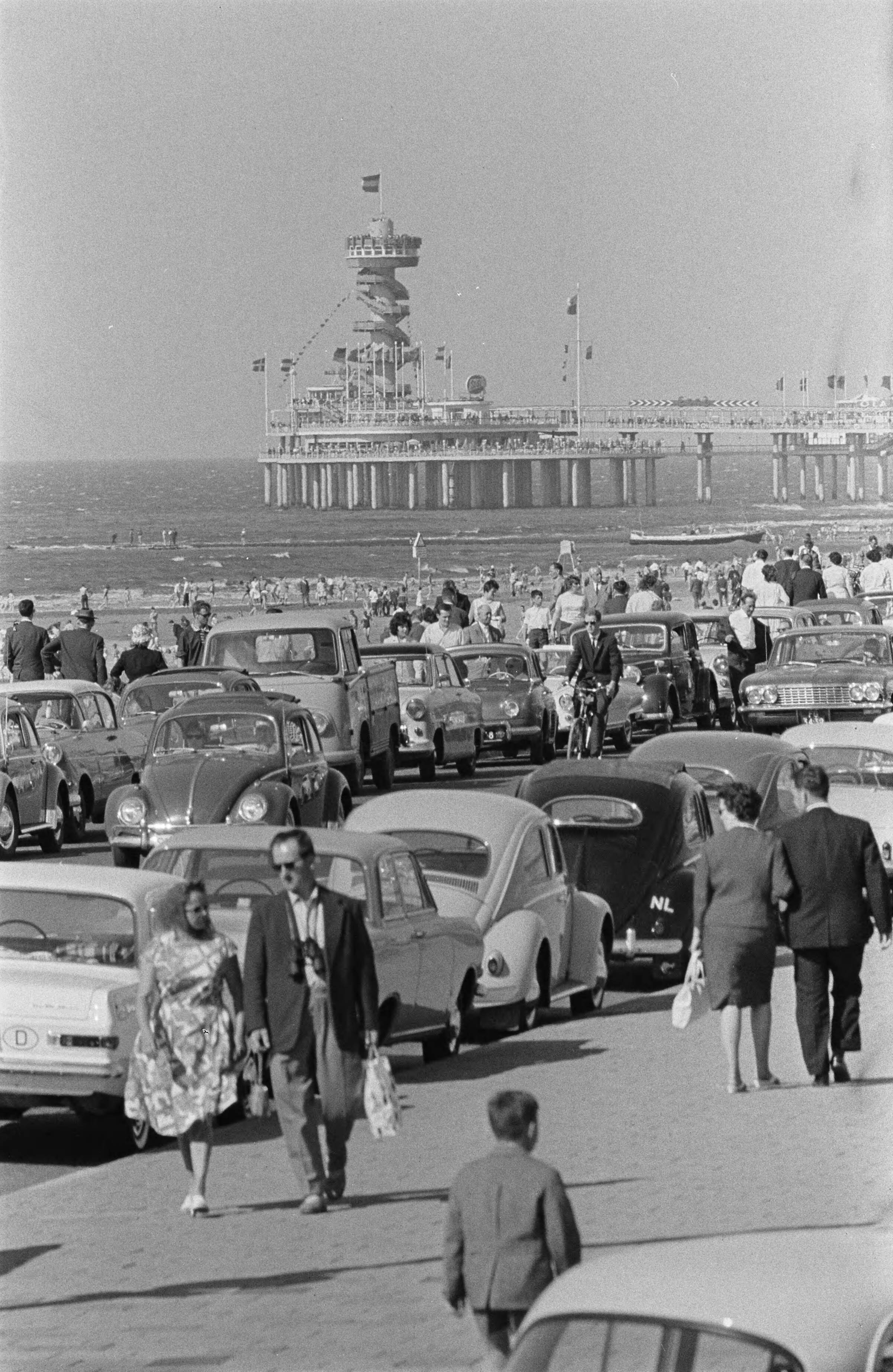 Fotocollectie Anefo — Pinksterweekenddrukte, de boulevard te Scheveningen met pier en strand — Foto: Koch, Eric / Anefo. Licentie: Set B: Rechtenvrij / Publiek Domein. Bron: Nationaal Archief. http://hdl.handle.net/10648/aa39297c-d0b4-102d-bcf8-003048976d84