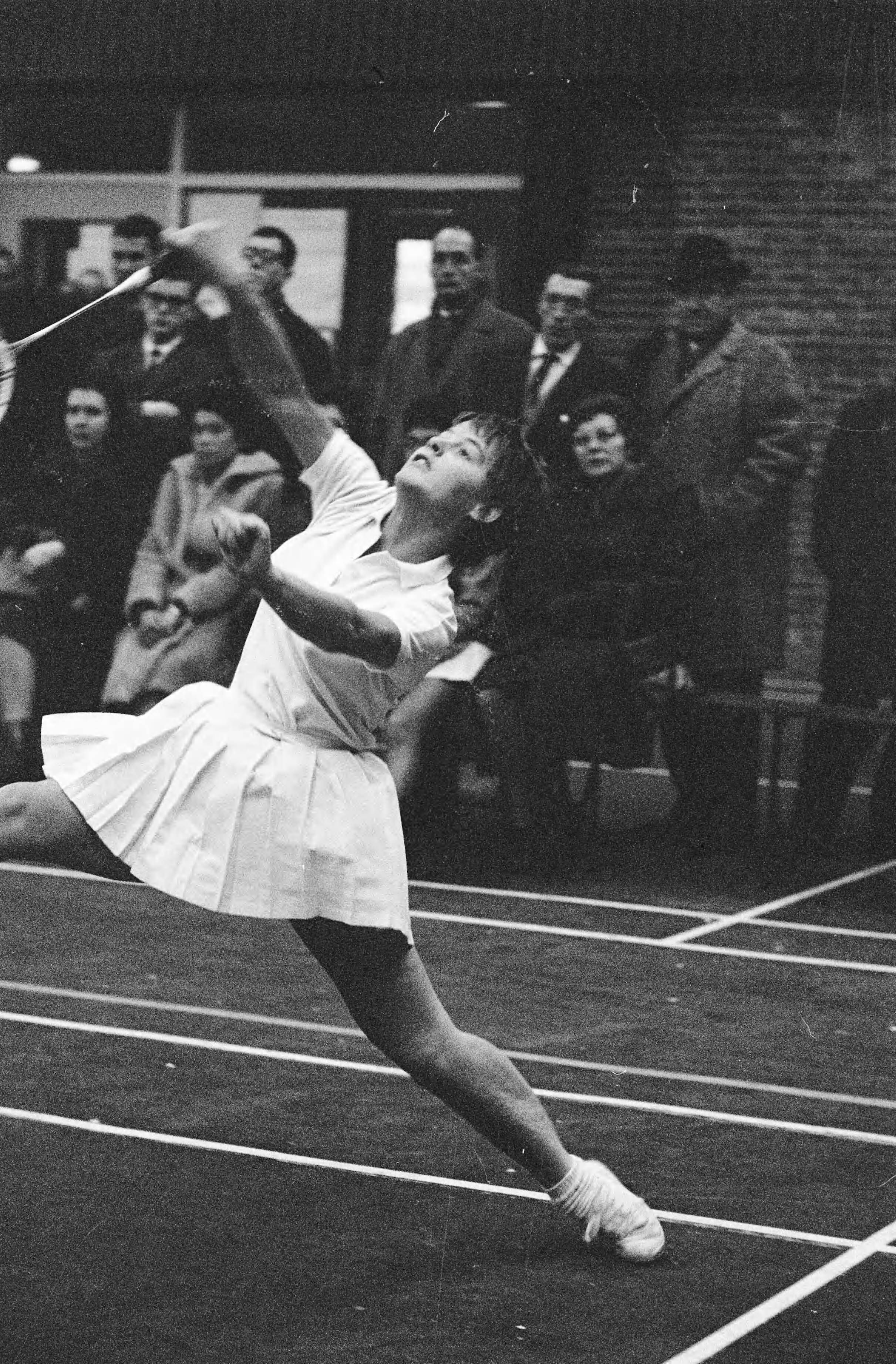 Fotocollectie Anefo — Nederlands Jeugdkampioenschap Badminton te Haarlem. Agnes Geene in aktie — Foto: Pot, Harry / Anefo. Licentie: Set B: Rechtenvrij / Publiek Domein. Bron: Nationaal Archief. http://hdl.handle.net/10648/aa5398a2-d0b4-102d-bcf8-003048976d84