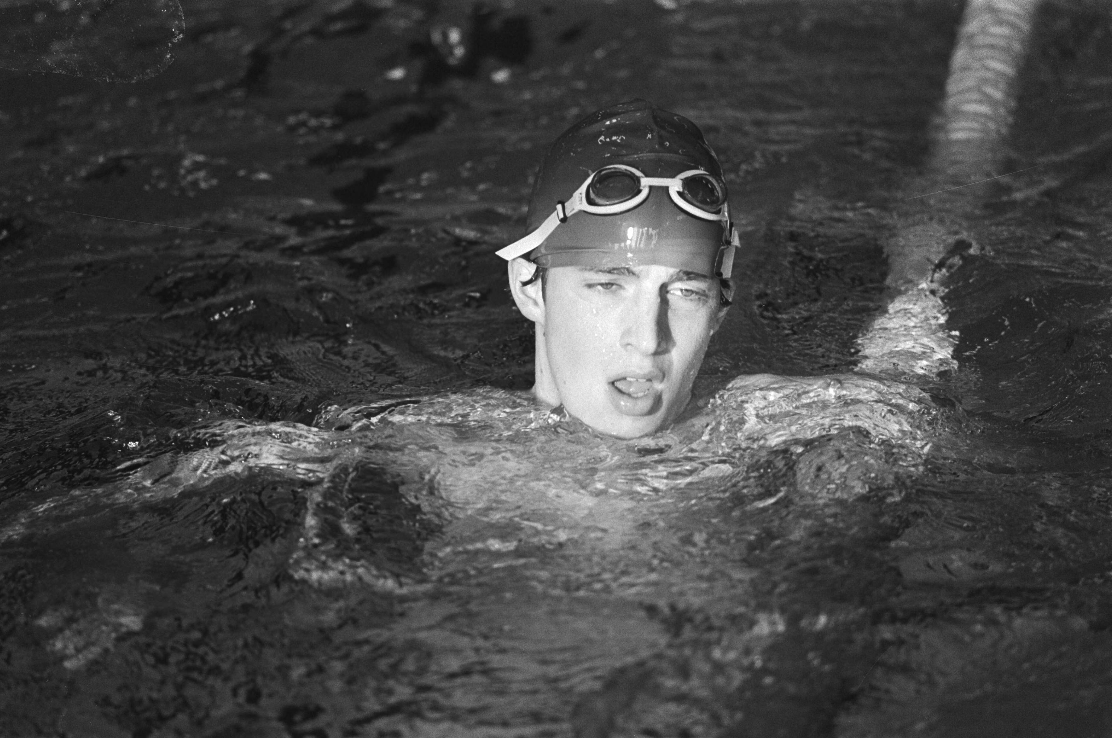 Fotocollectie Anefo — Nationale winterzwemkampioenschappen Utrecht; Hans Elzerman , kop — Foto: Peters, Hans / Anefo. Licentie: Set B: Rechtenvrij / Publiek Domein. Bron: Nationaal Archief. http://hdl.handle.net/10648/ac7eb698-d0b4-102d-bcf8-003048976d84