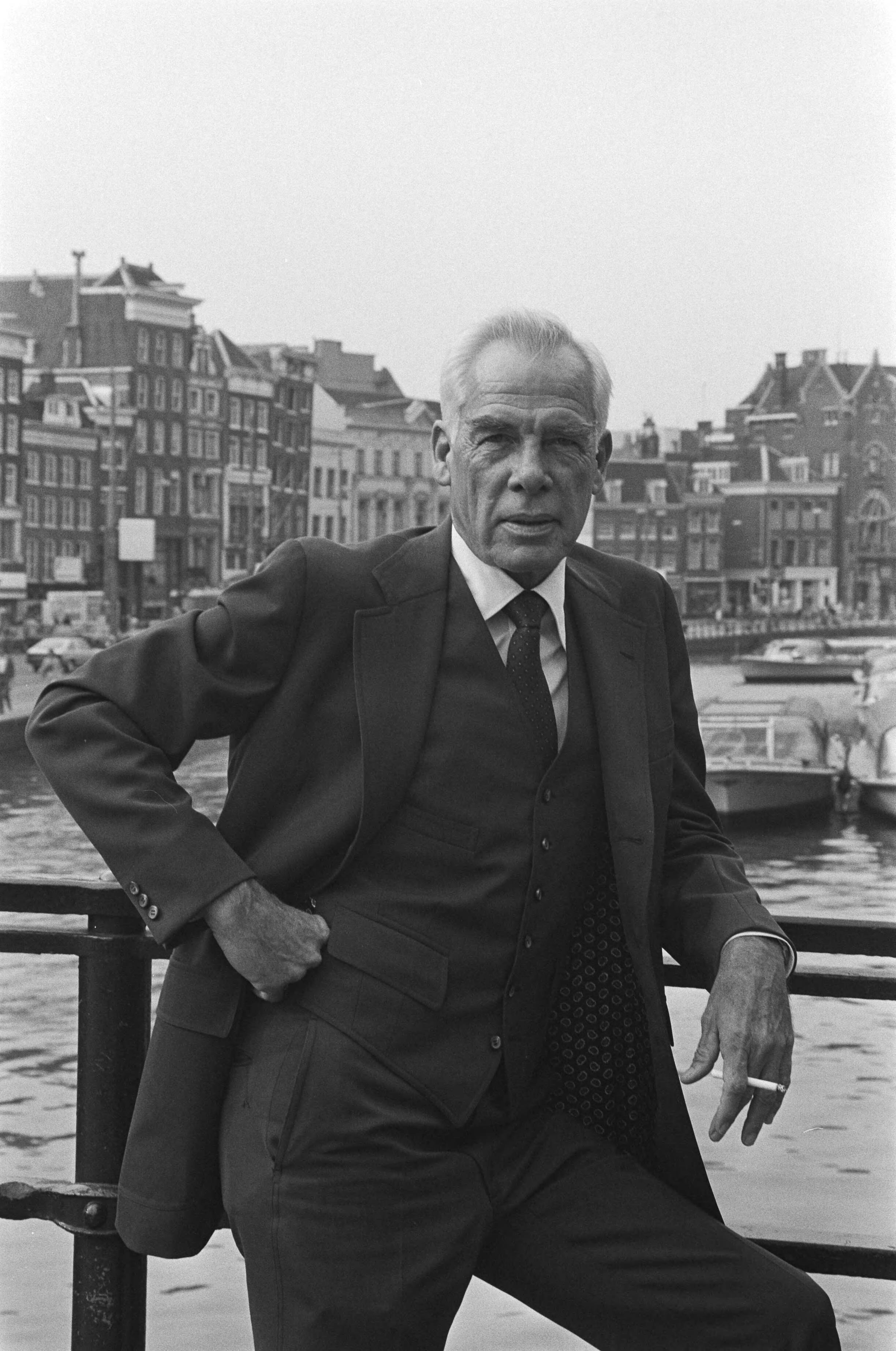De Amerikaanse acteur Lee Marvin in Amsterdam — Amsterdam|Noord-Holland|acteurs |filmsterren |portretten — Foto: Dijk, Hans van / Anefo. Licentie: Set B: Rechtenvrij / Publiek Domein. Bron: Nationaal Archief. http://hdl.handle.net/10648/ace80c56-d0b4-102d-bcf8-003048976d84