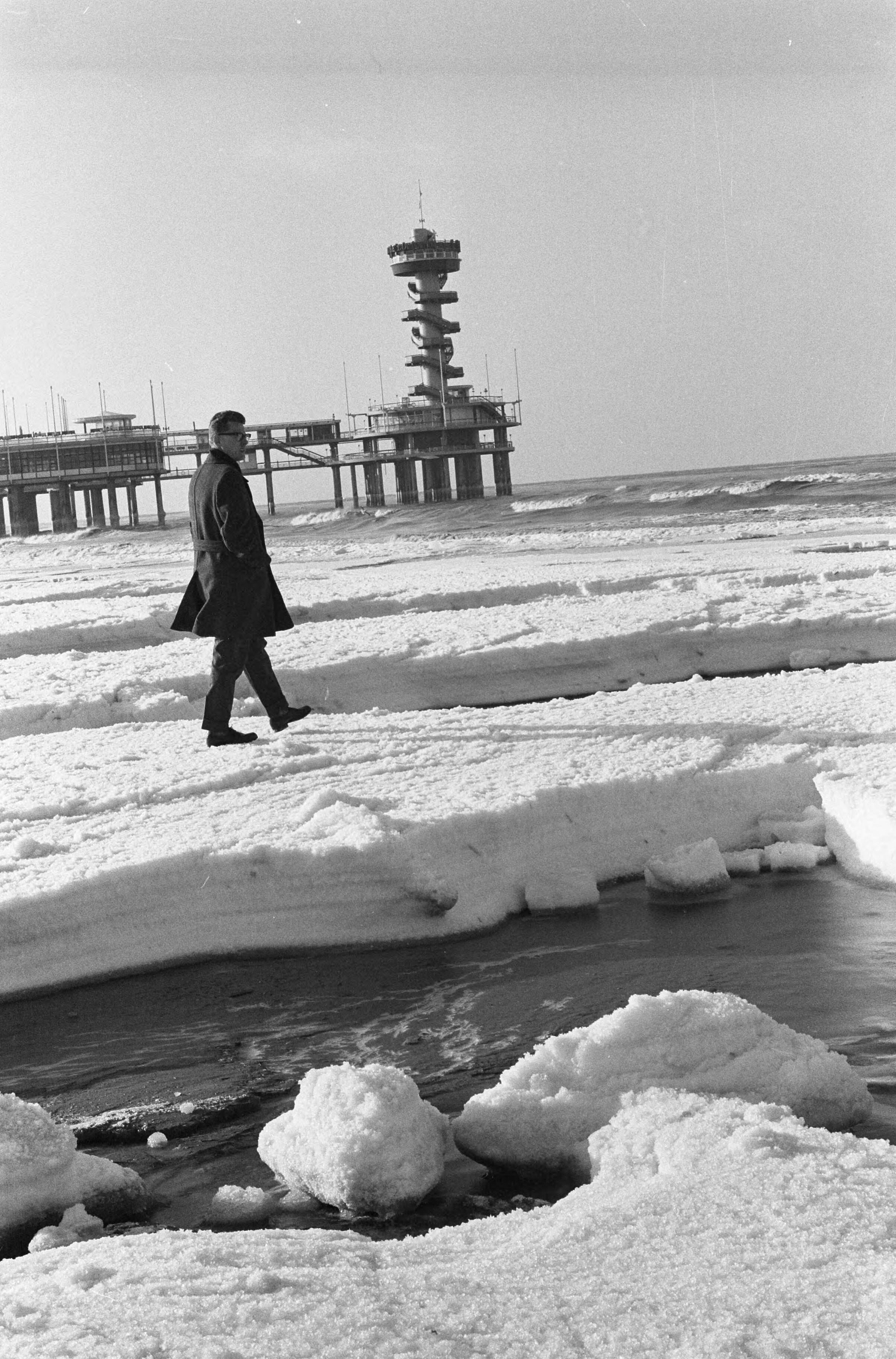 Fotocollectie Anefo — Bevriezing schuim van de branding bij Scheveningen — Foto: Koch, Eric / Anefo. Licentie: Set B: Rechtenvrij / Publiek Domein. Bron: Nationaal Archief. http://hdl.handle.net/10648/aa25c206-d0b4-102d-bcf8-003048976d84