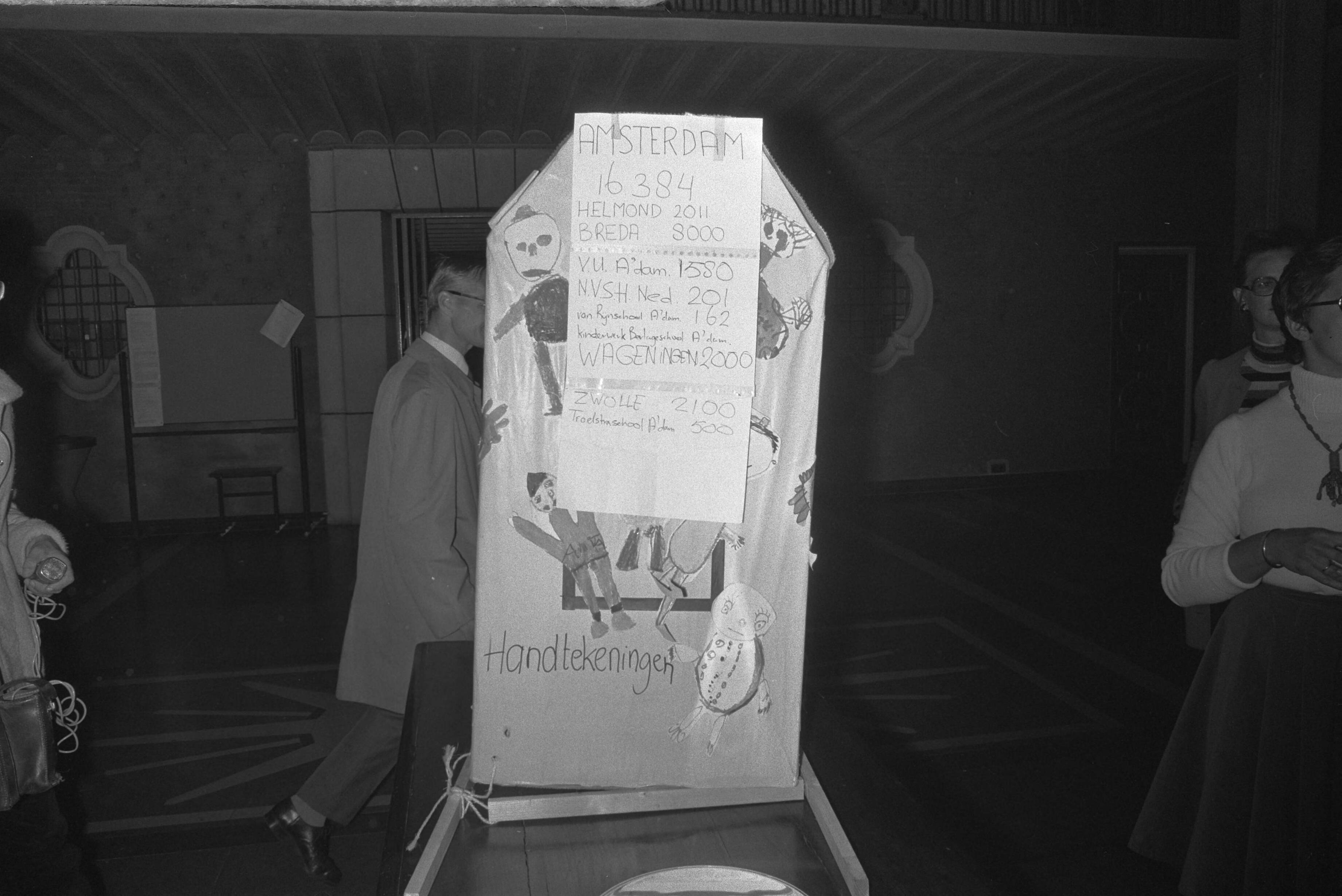 Fotocollectie Anefo — Demonstratie tegen onderwijsbeleid van kabinet Biesheuvel in Den Haag — Foto: Peters, Hans / Anefo. Licentie: Set B: Rechtenvrij / Publiek Domein. Bron: Nationaal Archief. http://hdl.handle.net/10648/abd04f04-d0b4-102d-bcf8-003048976d84