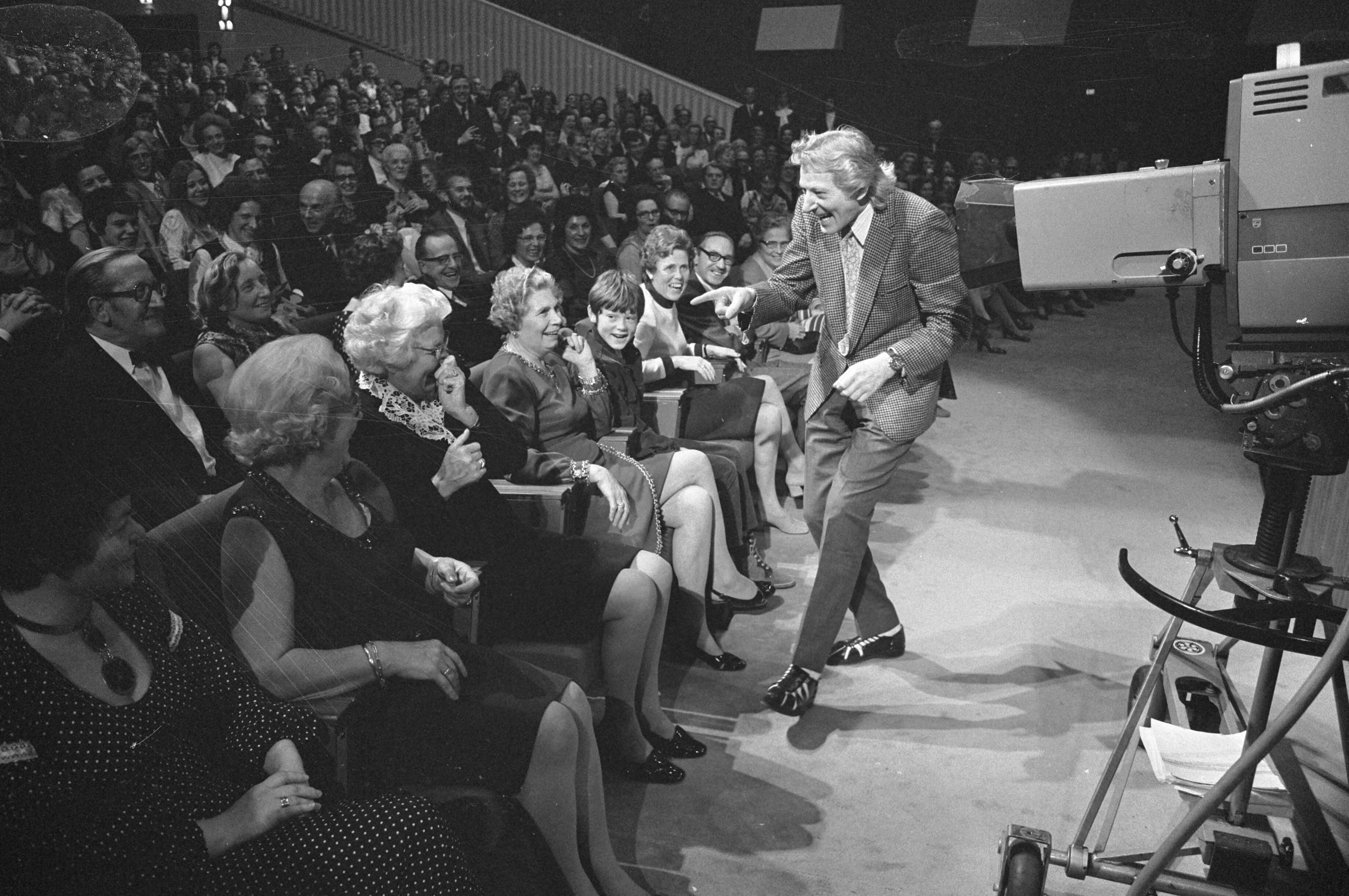 Fotocollectie Anefo — Prinses Beatrix en Prins Claus wonen Uniceffeest bij in Congresgebouw Den Haag — Foto: Mieremet, Rob / Anefo. Licentie: Set B: Rechtenvrij / Publiek Domein. Bron: Nationaal Archief. http://hdl.handle.net/10648/abd6af5c-d0b4-102d-bcf8-003048976d84
