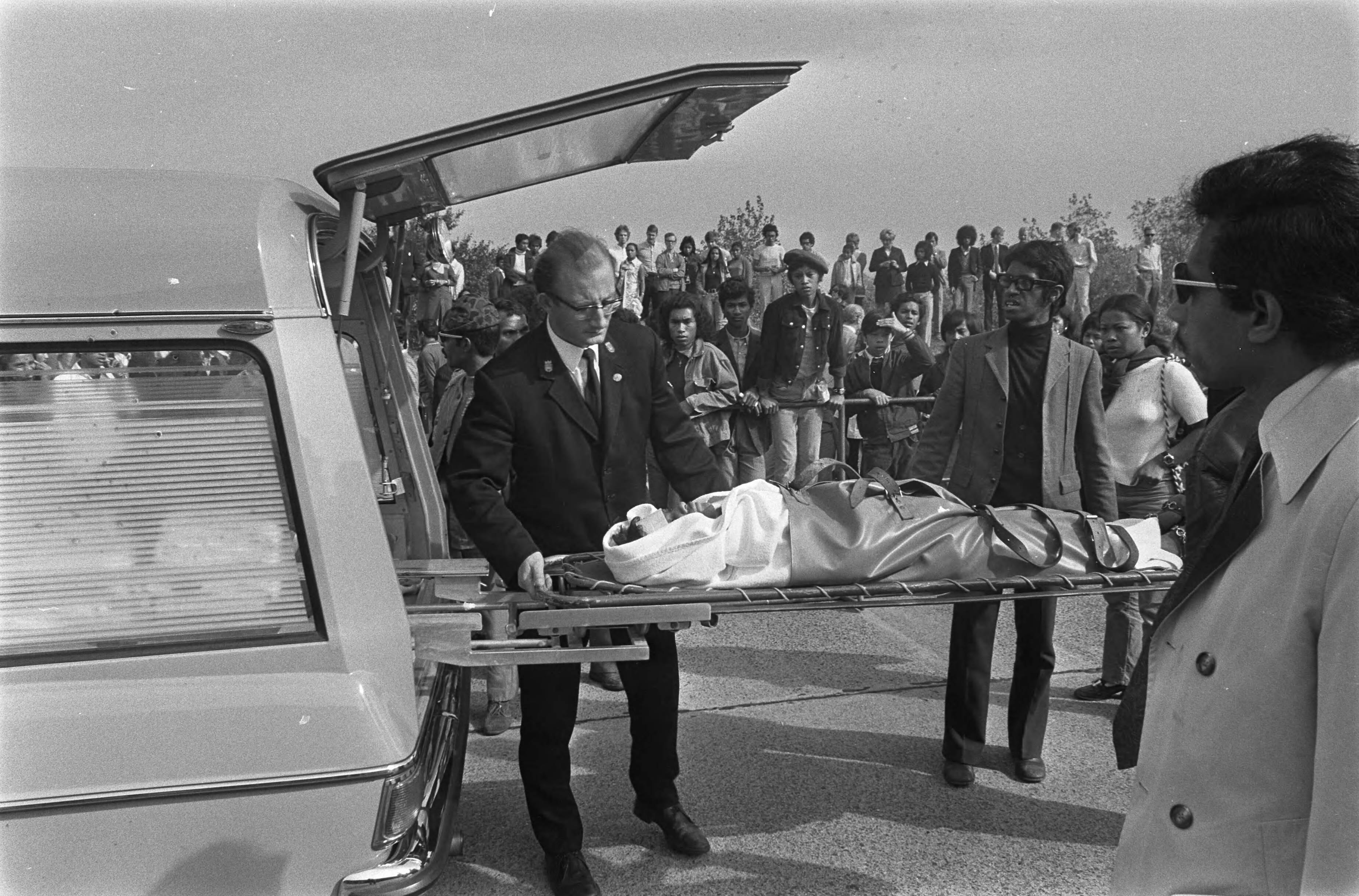 Fotocollectie Anefo — Demonstratie Zuid-Molukkers in Den Haag ; gewonde Zuid-Molukkers in ziekenwagen — Foto: Mieremet, Rob / Anefo. Licentie: Set B: Rechtenvrij / Publiek Domein. Bron: Nationaal Archief. http://hdl.handle.net/10648/aba4be2a-d0b4-102d-bcf8-003048976d84