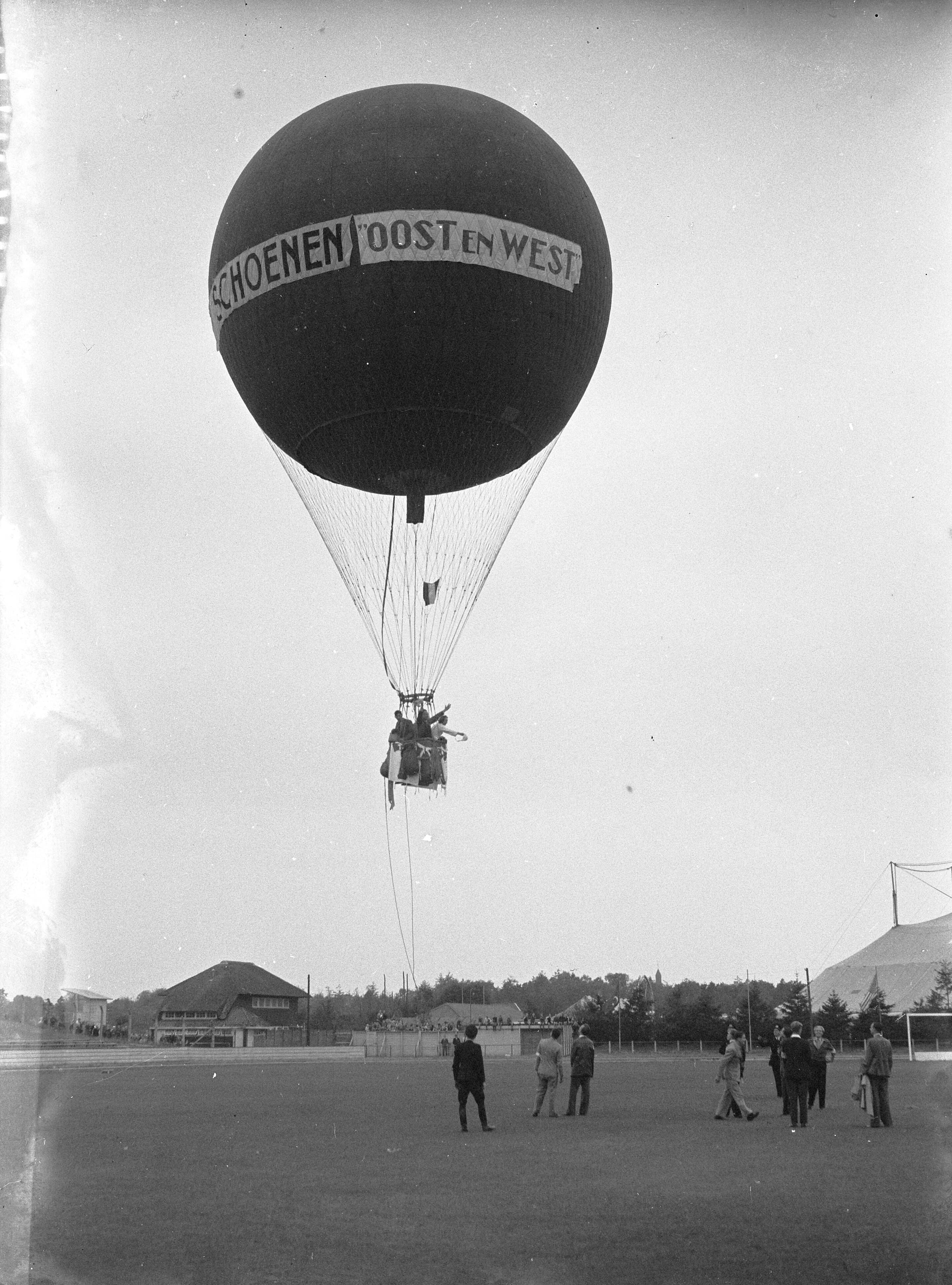 Fotocollectie Anefo — Landdag van de koninklijke vereniging "Oost en West" op het Hilversumse Sportpark. Tegen het einde van de landd&g steeg commandant Boesman met de ballon „Rambaldo" op. Er was zeer weinig wind, zodat hij bij Werkhoven nabij Utrecht enkele uren later ciaalde — Foto: Sagers, Harry / Anefo. Licentie: Set B: Rechtenvrij / Publiek Domein. Bron: Nationaal Archief. http://hdl.handle.net/10648/a8adbd70-d0b4-102d-bcf8-003048976d84