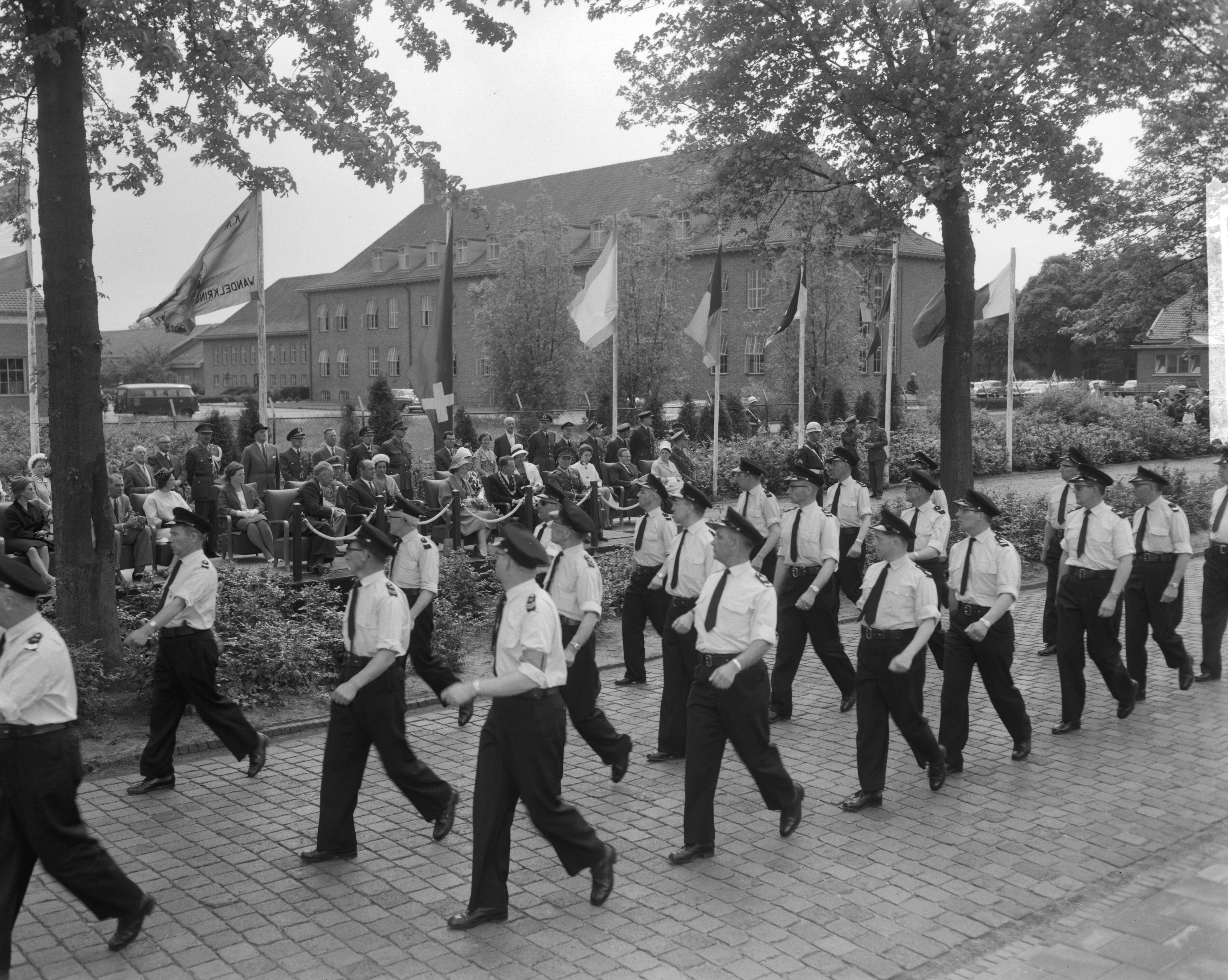 Fotocollectie Anefo — Prinses Beatrix poliomars in Breda, wandelaars defileren voor prinses Beatrix, Commissaris der Koningin in Noord-Brabant dr. C.N.M. Kortmann, minister mr. E.H. Toxopeus en burgemeester van Breda, mr. R.M.A.A.Geuljans — Foto: Bilsen, Joop van / Anefo. Licentie: Set B: Rechtenvrij / Publiek Domein. Bron: Nationaal Archief. http://hdl.handle.net/10648/aa0cb50e-d0b4-102d-bcf8-003048976d84