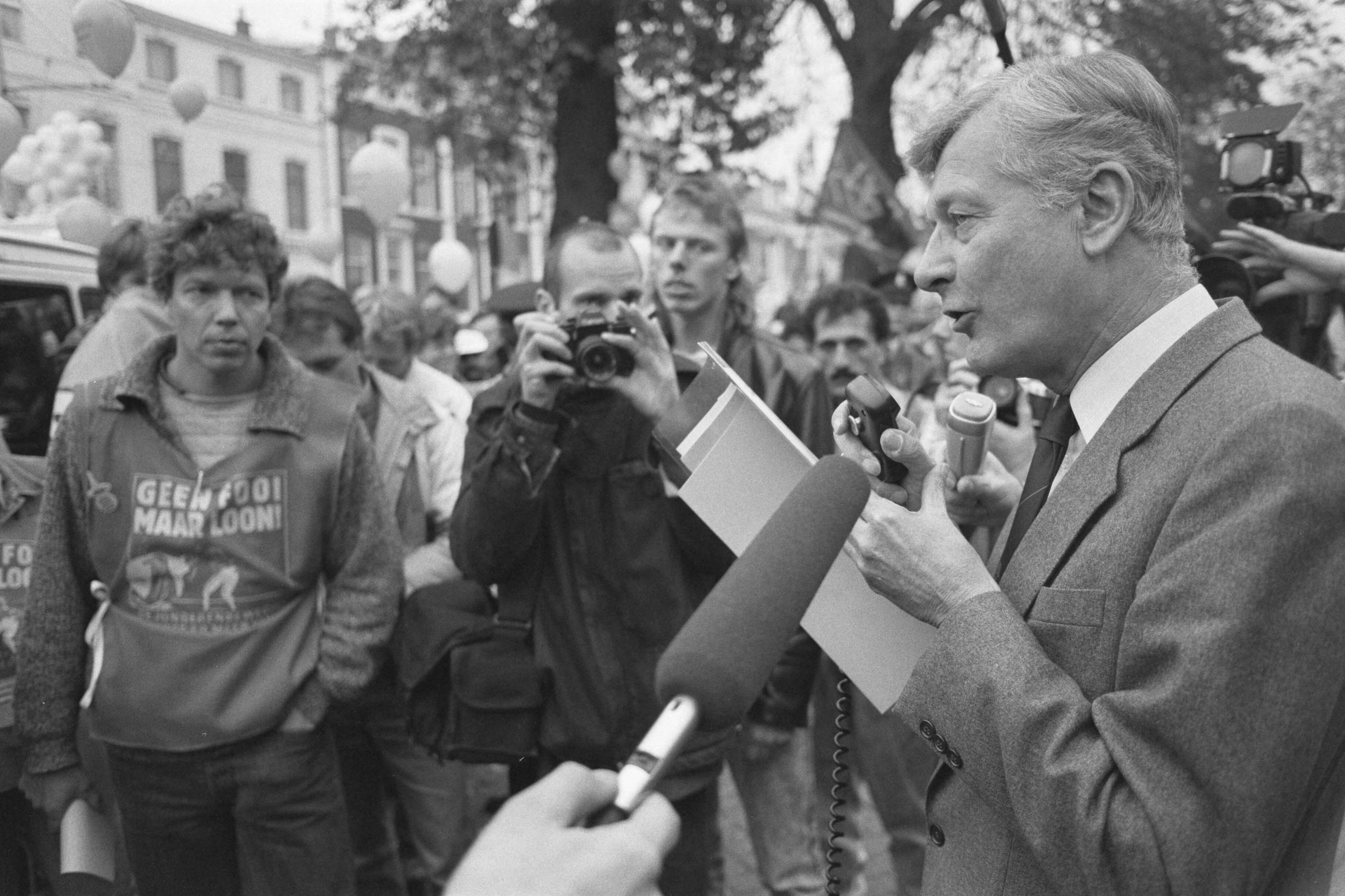 Fotocollectie Anefo — Demonstratie jongeren "maak je sterk voor poen en werk" in Den Haag ; minister De Koning spreekt demonstranten toe — Foto: Molendijk, Bart / Anefo. Licentie: Set B: Rechtenvrij / Publiek Domein. Bron: Nationaal Archief. http://hdl.handle.net/10648/ad65e9b4-d0b4-102d-bcf8-003048976d84