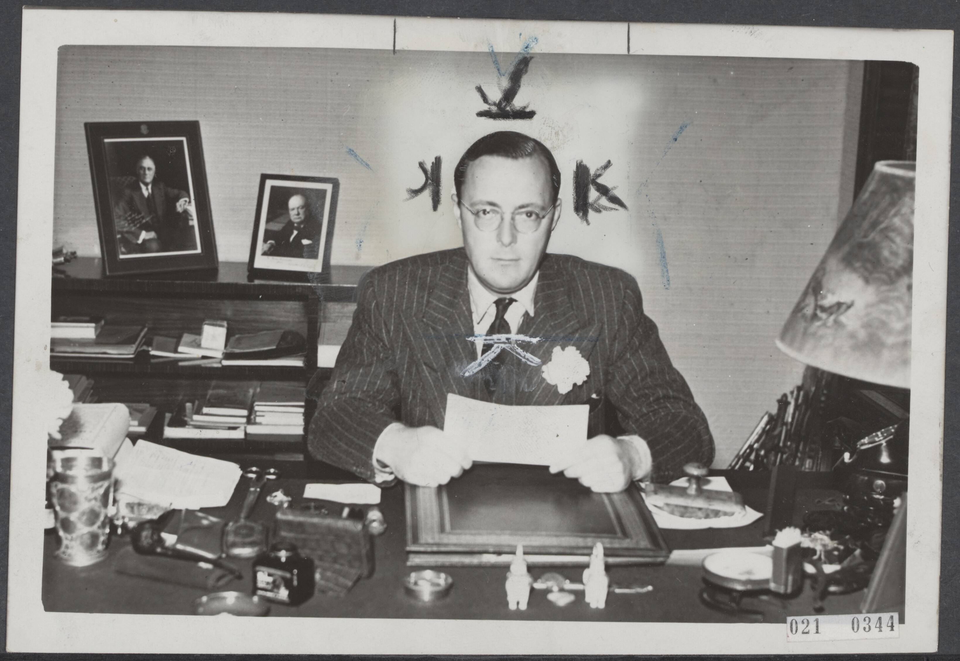 Fotocollectie Elsevier Binnenland — Prins Bernhard achter zijn bureau in zijn werkkamer — Foto: ANP / RVD of rechtenvrij. Licentie: Set B: Rechtenvrij / Publiek Domein. Bron: Nationaal Archief. http://hdl.handle.net/10648/adced366-d0b4-102d-bcf8-003048976d84