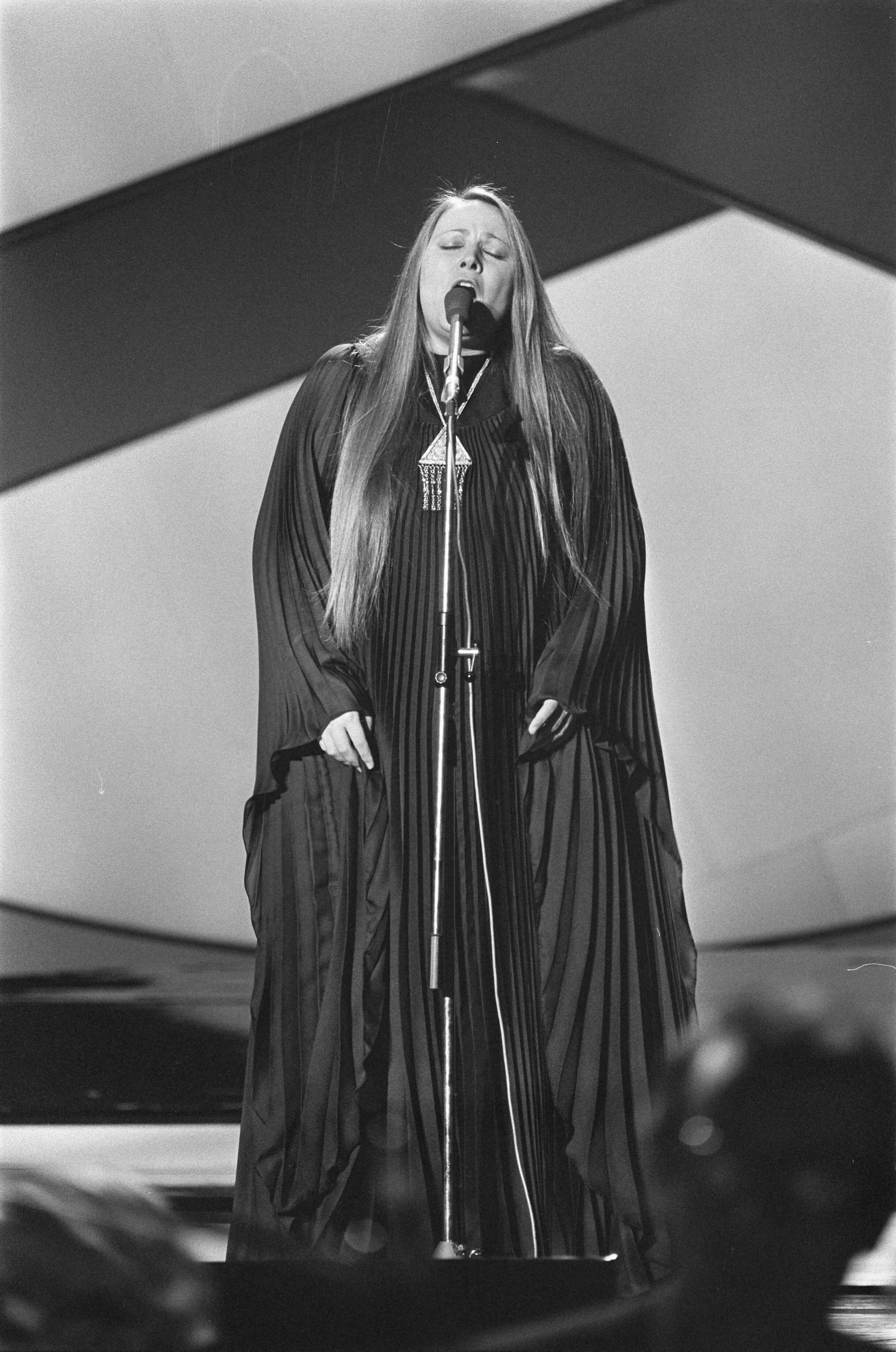 Fotocollectie Anefo — Eurovisie Songfestival 76 Den Haag ; Mariza Koch (Griekenland) — Foto: Mieremet, Rob / Anefo. Licentie: Set B: Rechtenvrij / Publiek Domein. Bron: Nationaal Archief. http://hdl.handle.net/10648/ac80b286-d0b4-102d-bcf8-003048976d84