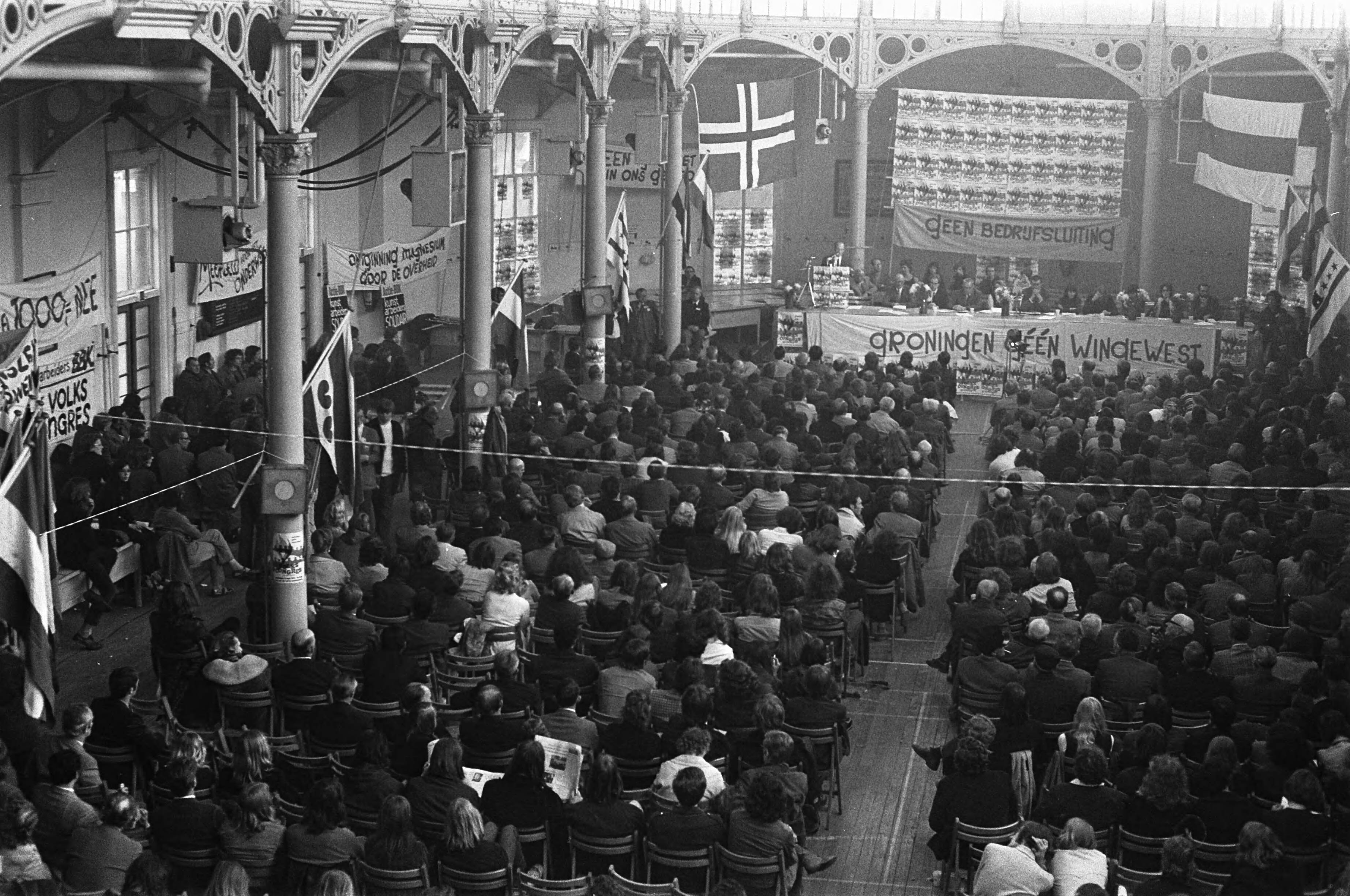 Fotocollectie Anefo — Volkscongres in Korenbeurs te Groningen, overzicht — Foto: Punt, W. / Anefo. Licentie: Set B: Rechtenvrij / Publiek Domein. Bron: Nationaal Archief. http://hdl.handle.net/10648/abe6c9be-d0b4-102d-bcf8-003048976d84