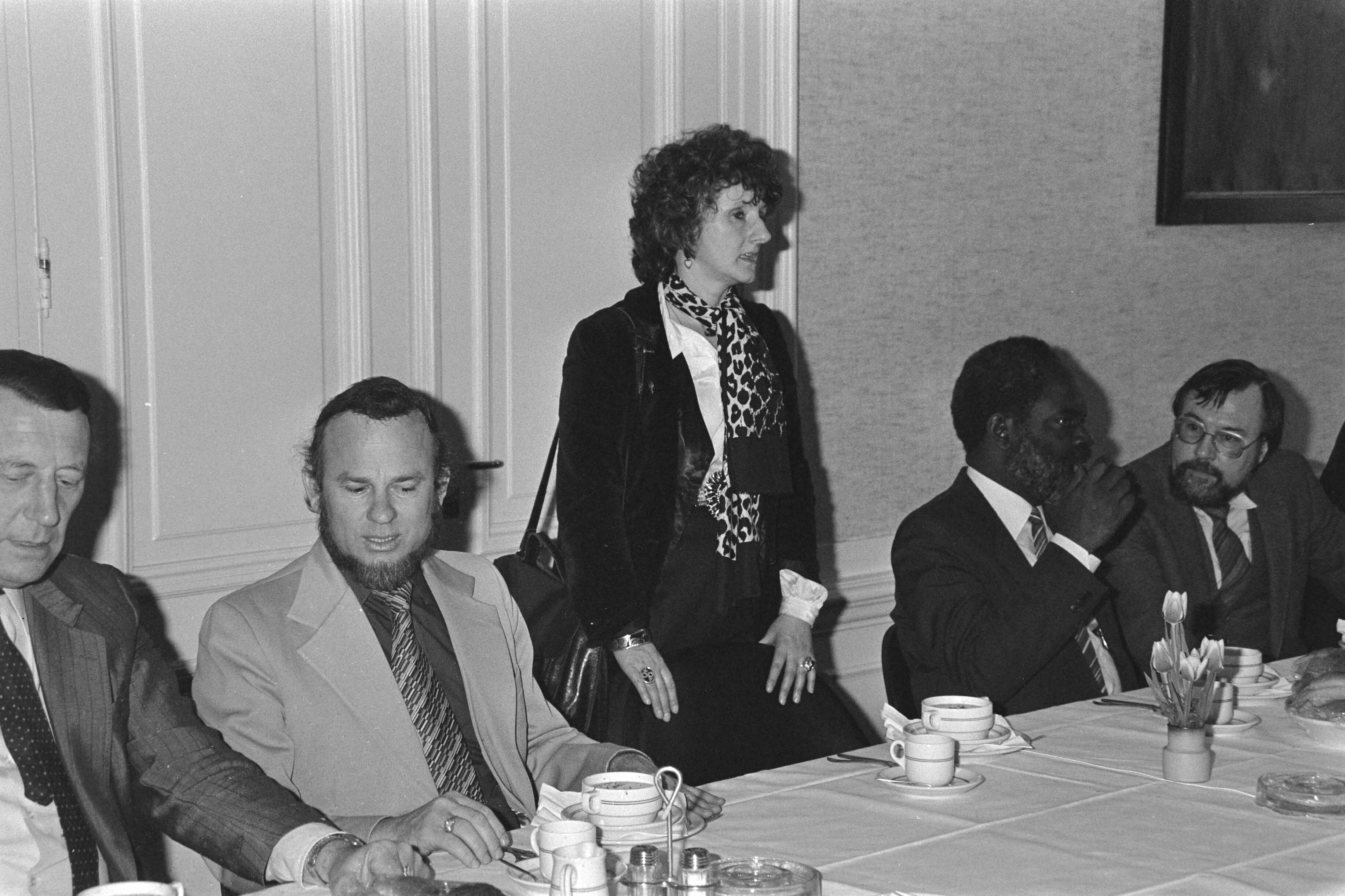 Fotocollectie Anefo — Laatste dag van Antilliaanse Ronde-tafel-conferentie in Den Haag — Foto: Dijk, Hans van / Anefo. Licentie: Set B: Rechtenvrij / Publiek Domein. Bron: Nationaal Archief. http://hdl.handle.net/10648/acf5bb80-d0b4-102d-bcf8-003048976d84