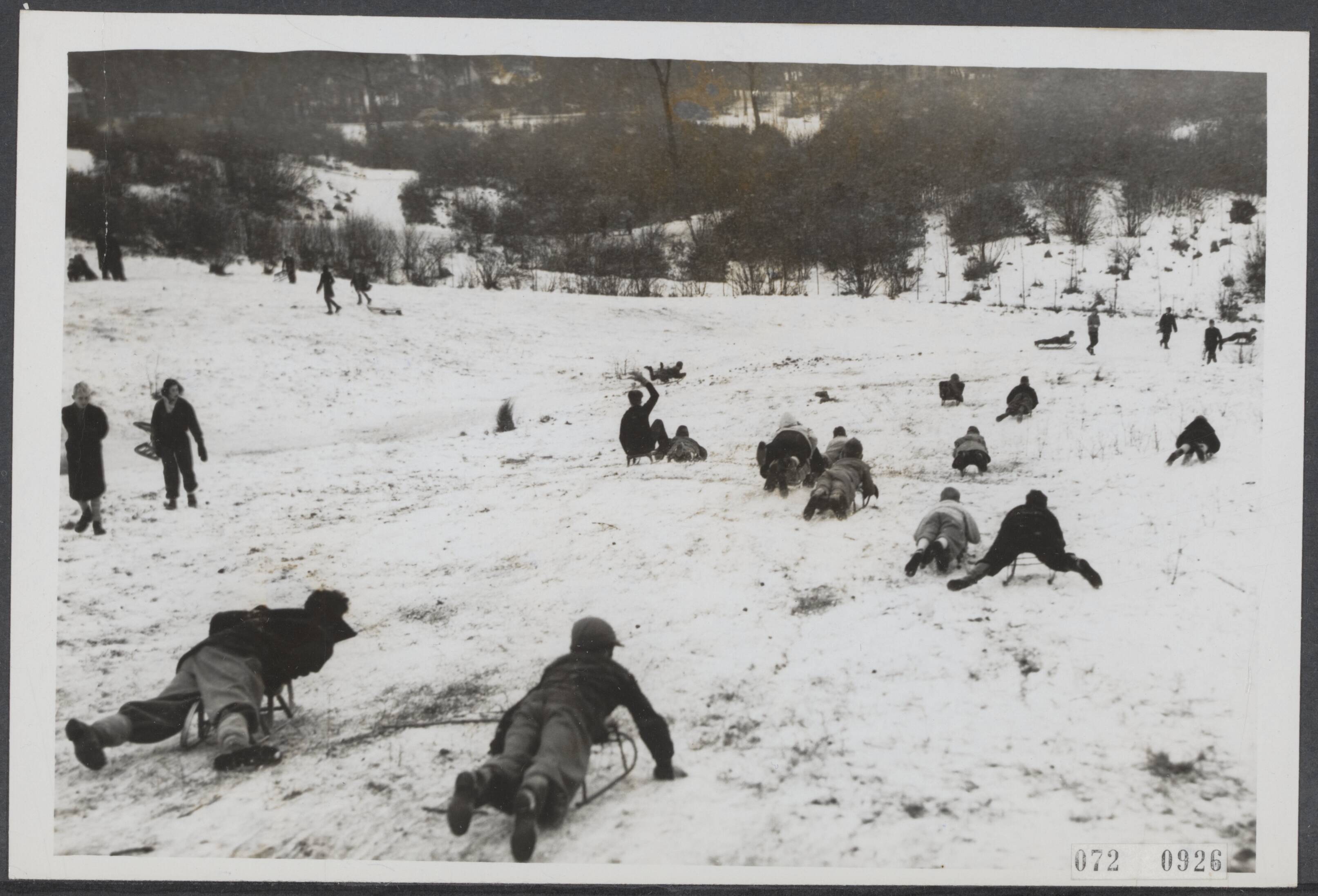 Fotocollectie Elsevier Binnenland — Sneeuw en vorst over Nederland. In de omgeving van Haarlem zocht de jeugd vooral zijn vermaak in het bobsleëen op de duinen — Foto: Fotograaf Onbekend / Anefo. Licentie: Set B: Rechtenvrij / Publiek Domein. Bron: Nationaal Archief. http://hdl.handle.net/10648/ae11e20a-d0b4-102d-bcf8-003048976d84