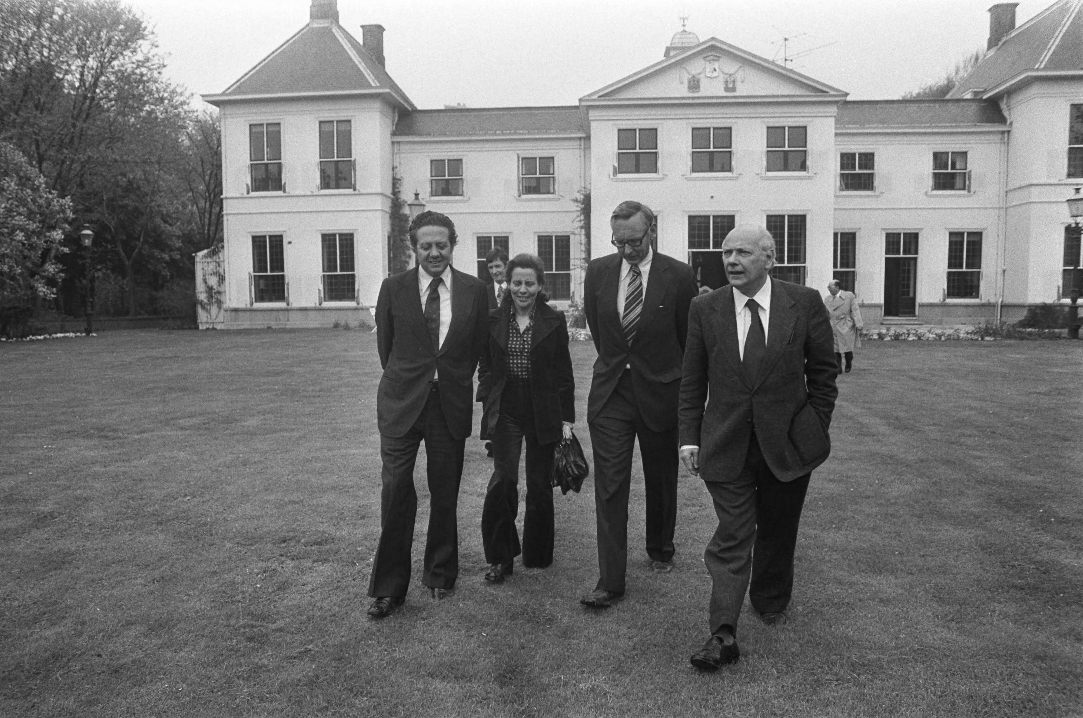 Fotocollectie Anefo — Mario Soares door Den Uyl in Catshuis ontvangen; Mario Soares, mevrouw Soares , Van der Stoel en Den Uyl voor Catshuis wandelend — Foto: Peters, Hans / Anefo. Licentie: Set B: Rechtenvrij / Publiek Domein. Bron: Nationaal Archief. http://hdl.handle.net/10648/ac4a04de-d0b4-102d-bcf8-003048976d84