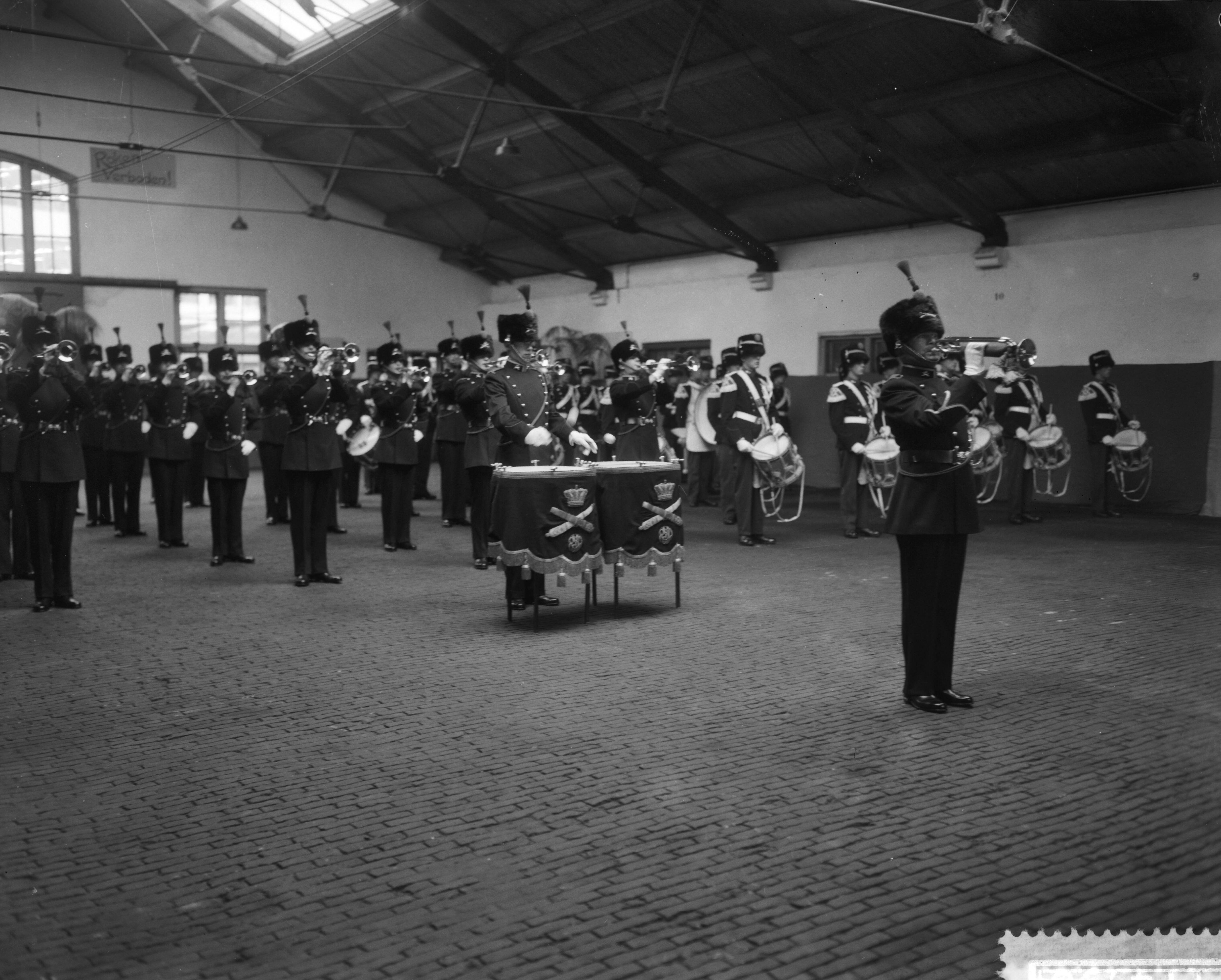 Fotocollectie Anefo — Symbolisch aanbieden van het ceremonieel tenue aan het trompetterkorps der artillerie in de Chassé-kazerne te Breda door de voorzitter van het comité "Muziek Artillerie", I.A. Aler aan de minister van Defensie, ir. S.H. Visser. Het trompetterkorps speelt — Foto: Bilsen, Joop van / Anefo. Licentie: Set B: Rechtenvrij / Publiek Domein. Bron: Nationaal Archief. http://hdl.handle.net/10648/a9b66852-d0b4-102d-bcf8-003048976d84
