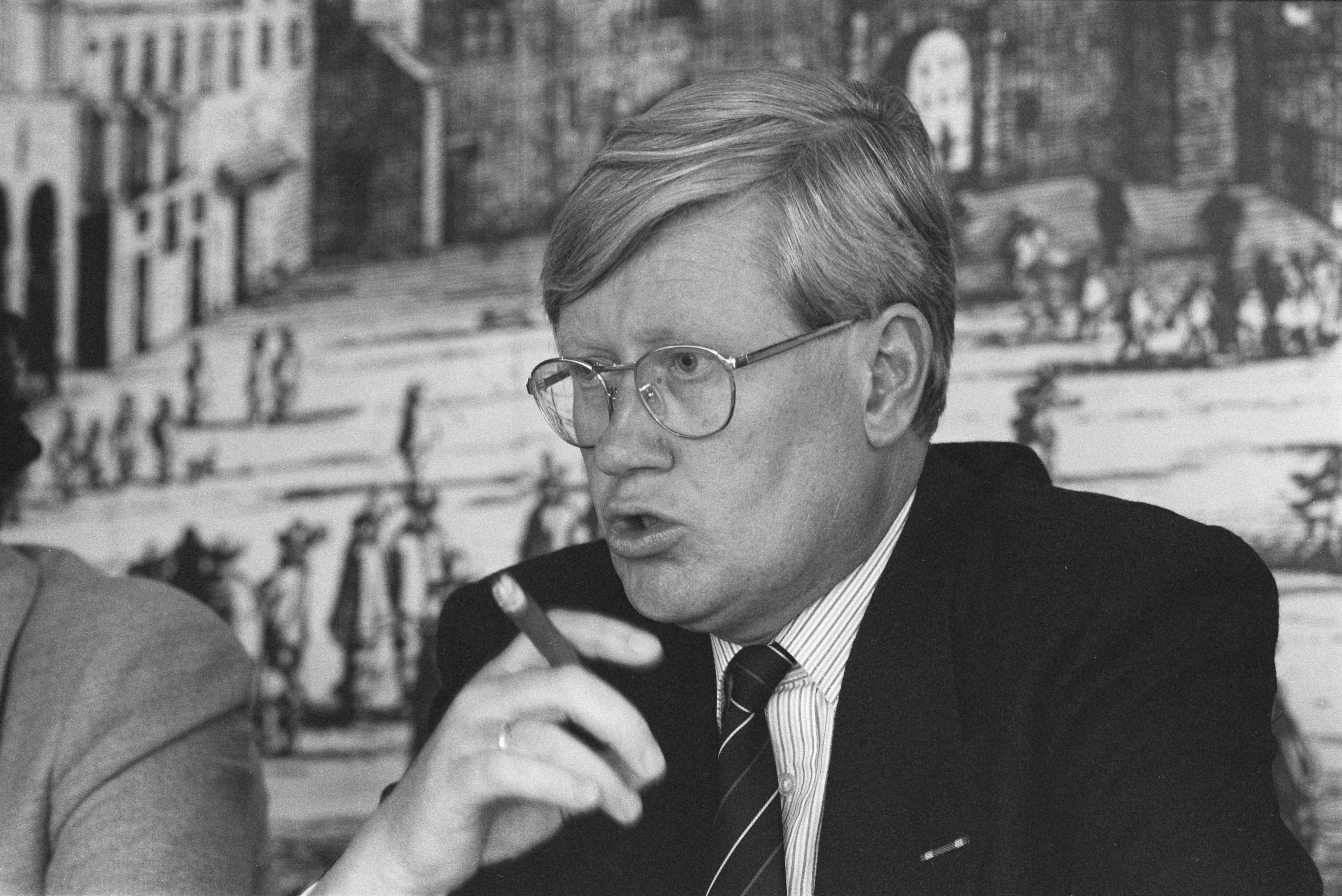 Fotocollectie Anefo — Den Haag , persconferentie Provinciaal Bestuur Friesland (toelichting 4e nota Ruimtelijke Ordening) CdK Wiegel aan het woord, koppen — Foto: Croes, Rob C. / Anefo. Licentie: Set B: Rechtenvrij / Publiek Domein. Bron: Nationaal Archief. http://hdl.handle.net/10648/ad6c9e08-d0b4-102d-bcf8-003048976d84