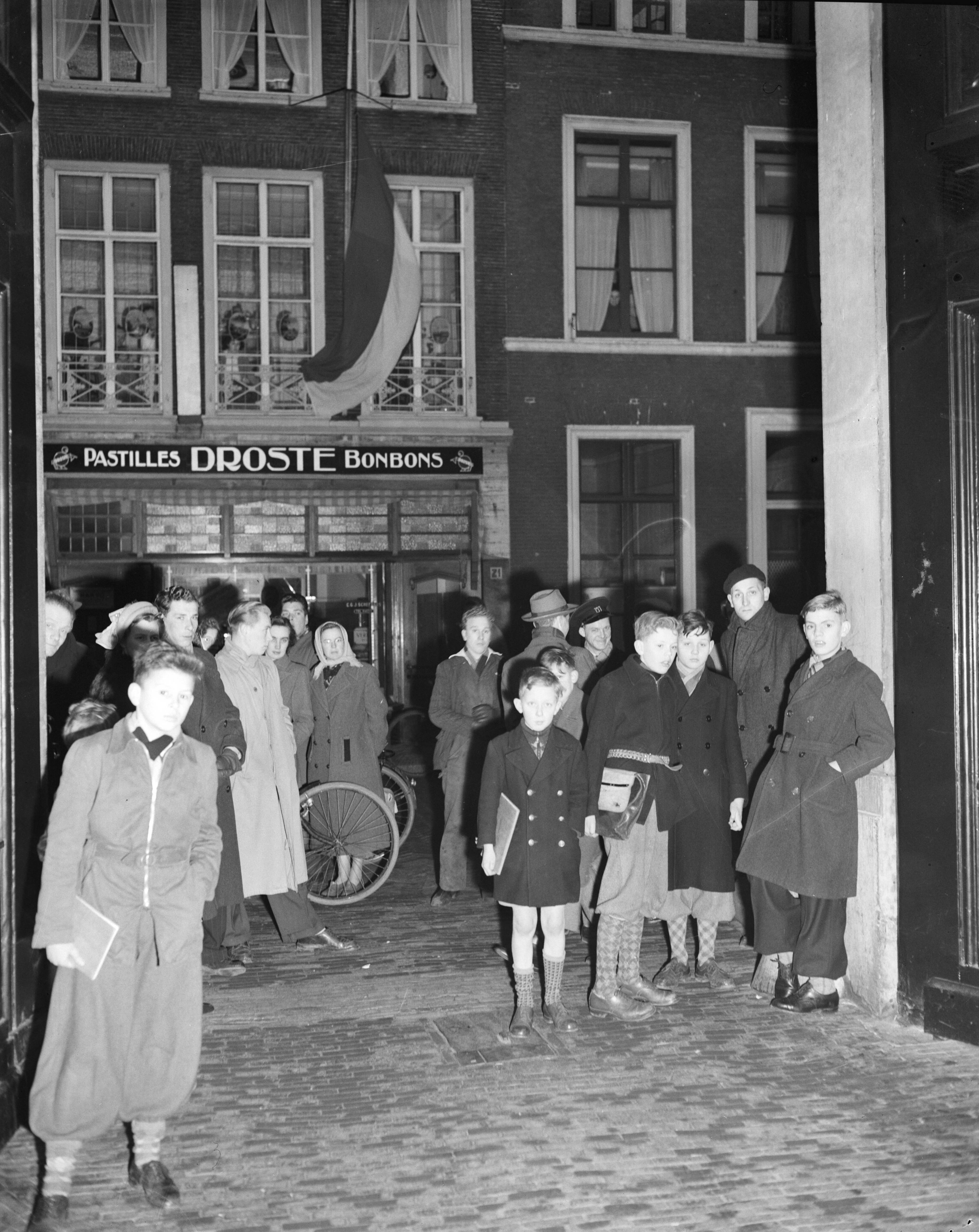 Fotocollectie Anefo — Publiek verzamelt zich bij de Britse Ambassade aan het Westeinde te Den Haag — Foto: Meijer, T.A. / Anefo. Licentie: Set B: Rechtenvrij / Publiek Domein. Bron: Nationaal Archief. http://hdl.handle.net/10648/a8f54834-d0b4-102d-bcf8-003048976d84