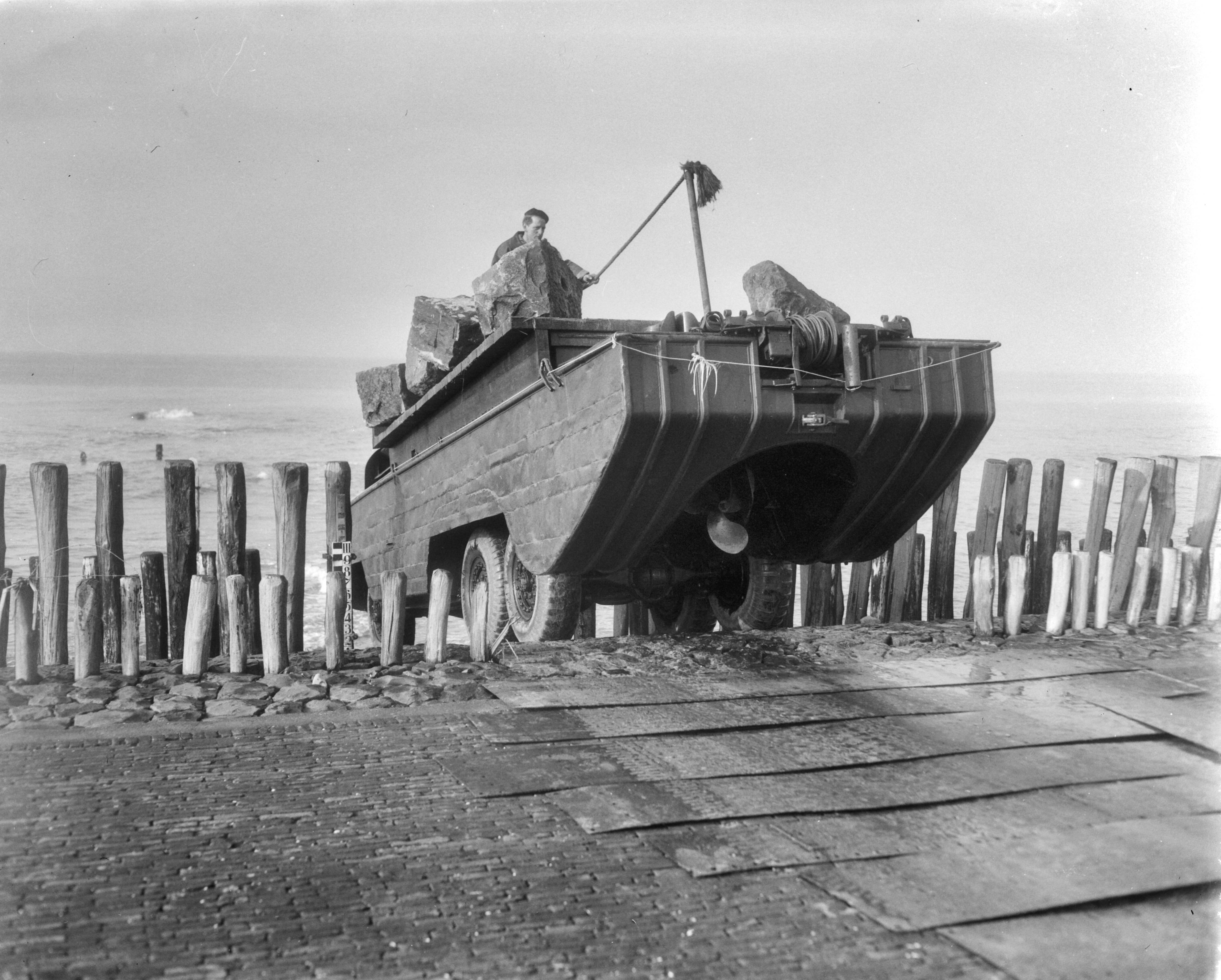 Fotocollectie Anefo — Herstel van de Hondsbossche Zeewering bij Petten — Foto: Pot, Harry / Anefo. Licentie: Set B: Rechtenvrij / Publiek Domein. Bron: Nationaal Archief. http://hdl.handle.net/10648/a988bb32-d0b4-102d-bcf8-003048976d84