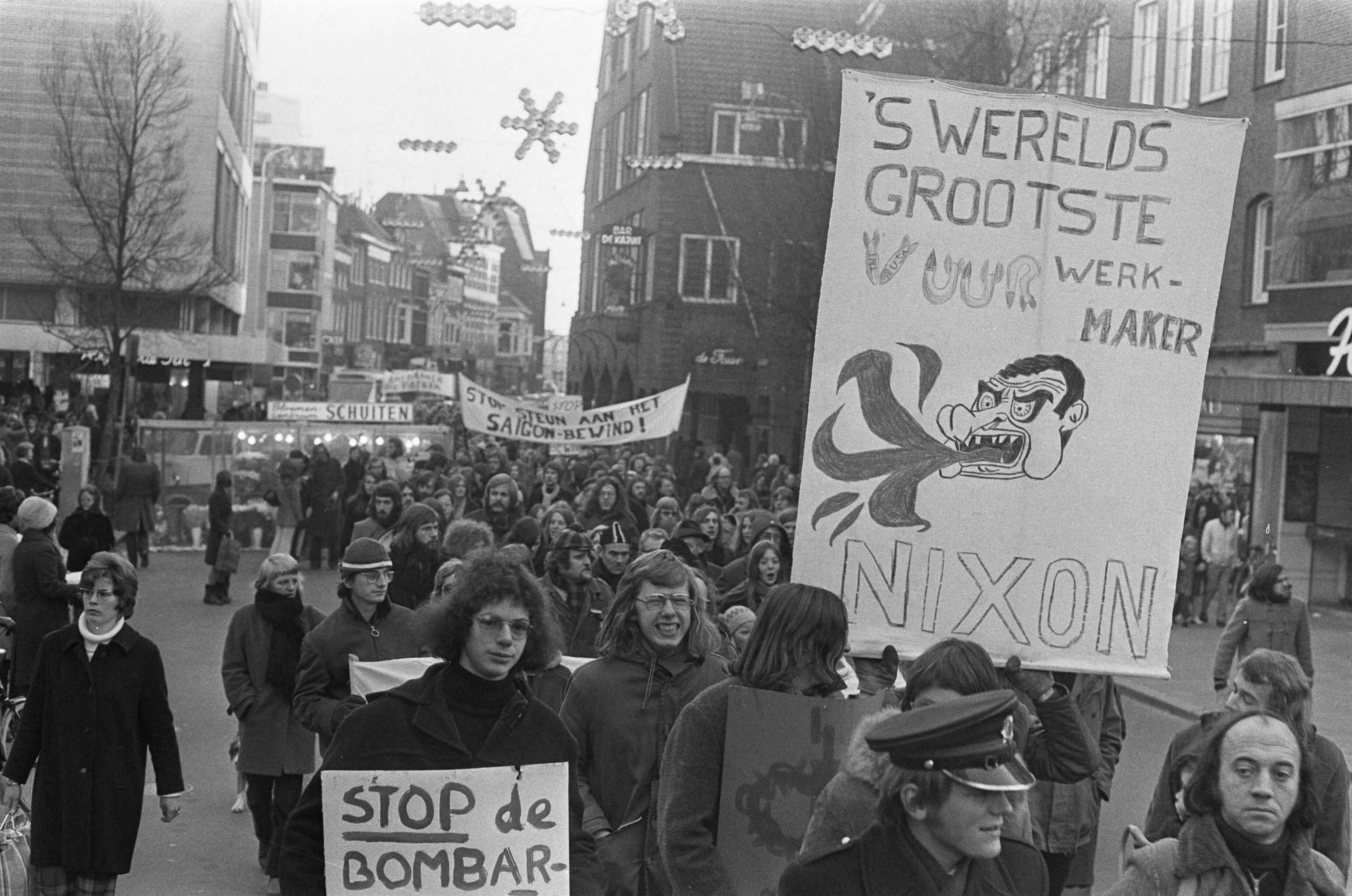 Fotocollectie Anefo — Anti-Nixondemonstratie in Groningen — Foto: Punt, W. / Anefo. Licentie: Set B: Rechtenvrij / Publiek Domein. Bron: Nationaal Archief. http://hdl.handle.net/10648/ac213054-d0b4-102d-bcf8-003048976d84