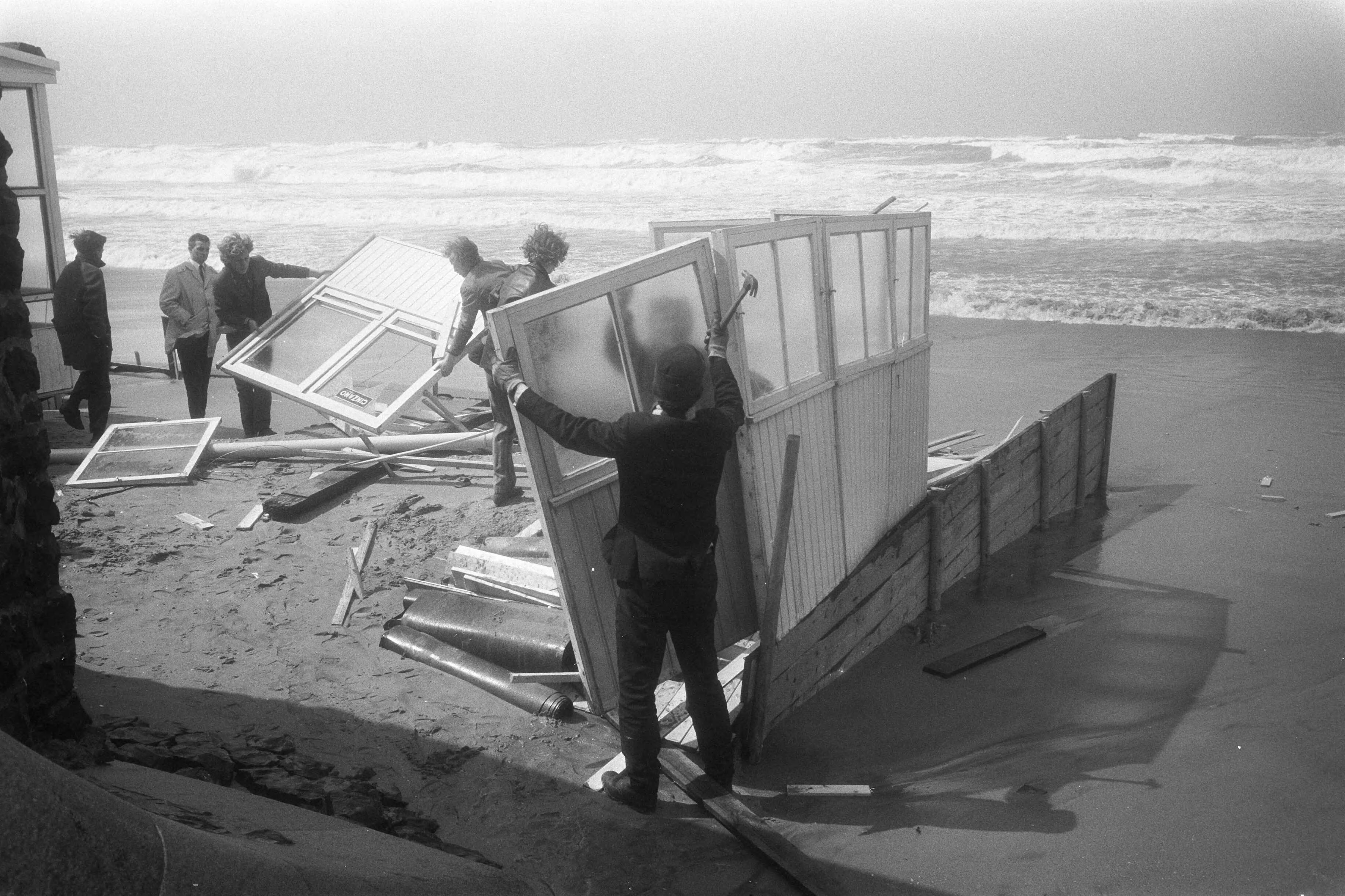 Stormschade aan strandtenten te Scheveningen — Profisorisch herstel van de stormschade aan de strandtenten — Foto: Fotograaf Onbekend / Anefo. Licentie: Set B: Rechtenvrij / Publiek Domein. Bron: Nationaal Archief. http://hdl.handle.net/10648/ab958c84-d0b4-102d-bcf8-003048976d84