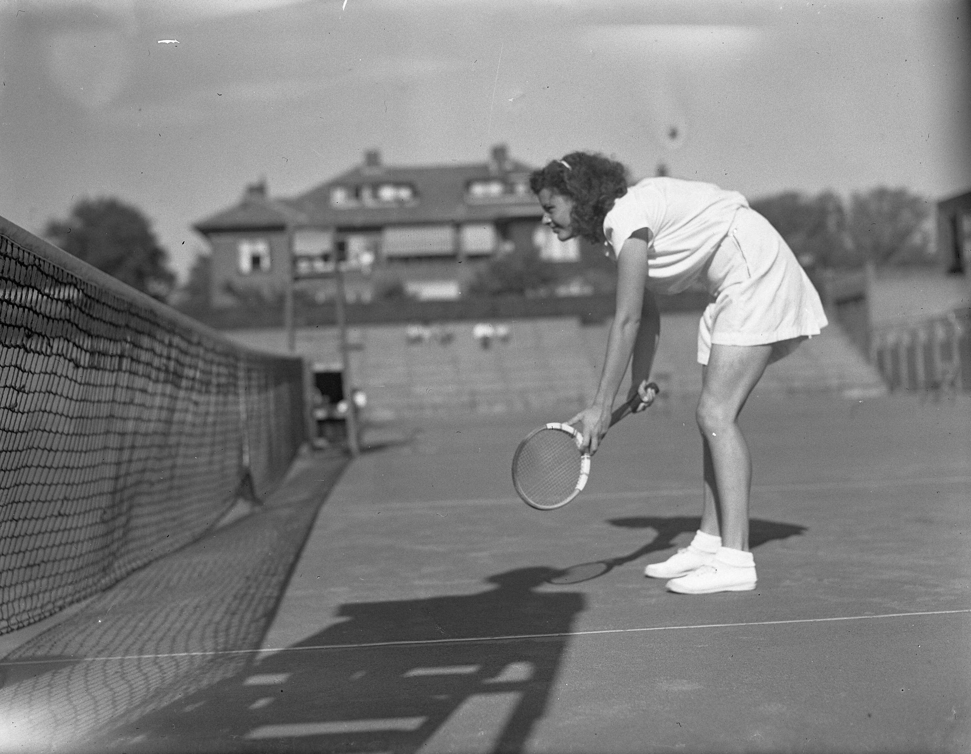 Fotocollectie Anefo — Tenniskampioenschappen op de METS-banen te Scheveningen — Foto: Noske, J.D. / Anefo. Licentie: Set B: Rechtenvrij / Publiek Domein. Bron: Nationaal Archief. http://hdl.handle.net/10648/a8abfdb4-d0b4-102d-bcf8-003048976d84