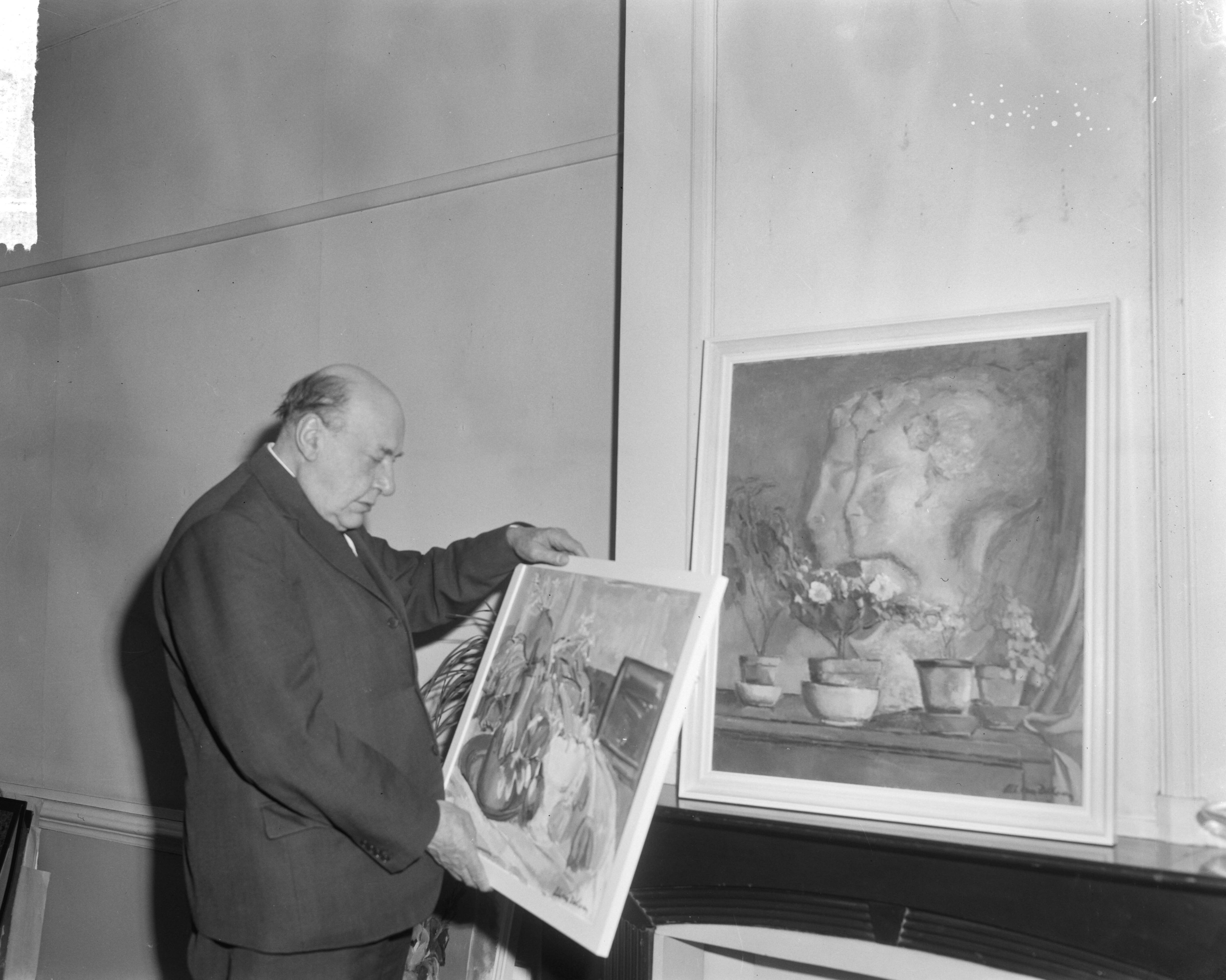 Fotocollectie Anefo — Schilderijenexpositie van acteur Albert van Dalsum in Den Haag, Van Dalsum aan het inrichten — Foto: Bilsen, Joop van / Anefo. Licentie: Set B: Rechtenvrij / Publiek Domein. Bron: Nationaal Archief. http://hdl.handle.net/10648/aa94a1d0-d0b4-102d-bcf8-003048976d84