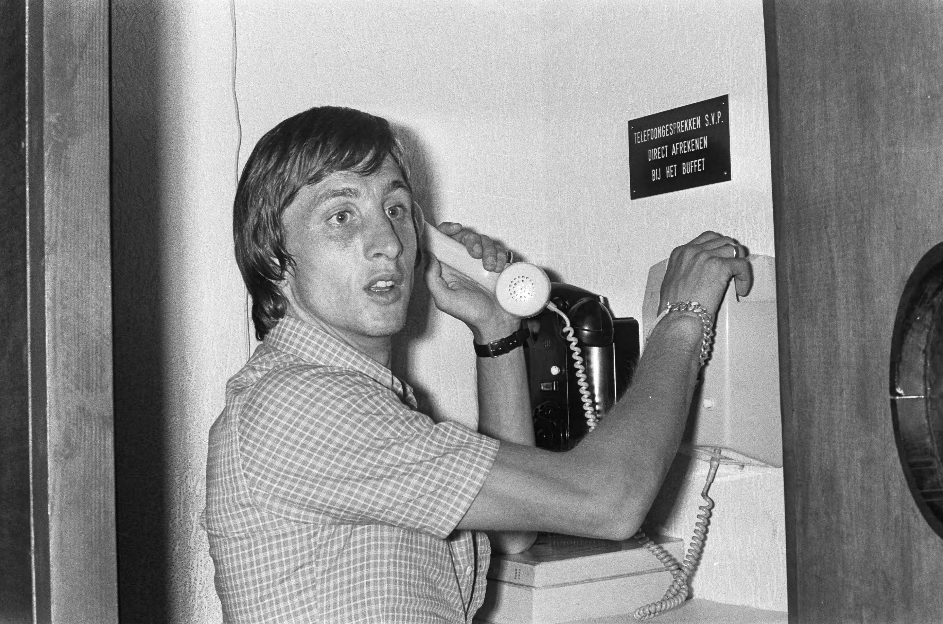 Fotocollectie Anefo — Bestuur sectie betaald voetbal KNVB vergadert in Zeist over vertrek Johan Cruijff naar Barcelona, Cruijff telefoneert — Foto: Peters, Hans / Anefo. Licentie: Set B: Rechtenvrij / Publiek Domein. Bron: Nationaal Archief. http://hdl.handle.net/10648/ac34371c-d0b4-102d-bcf8-003048976d84