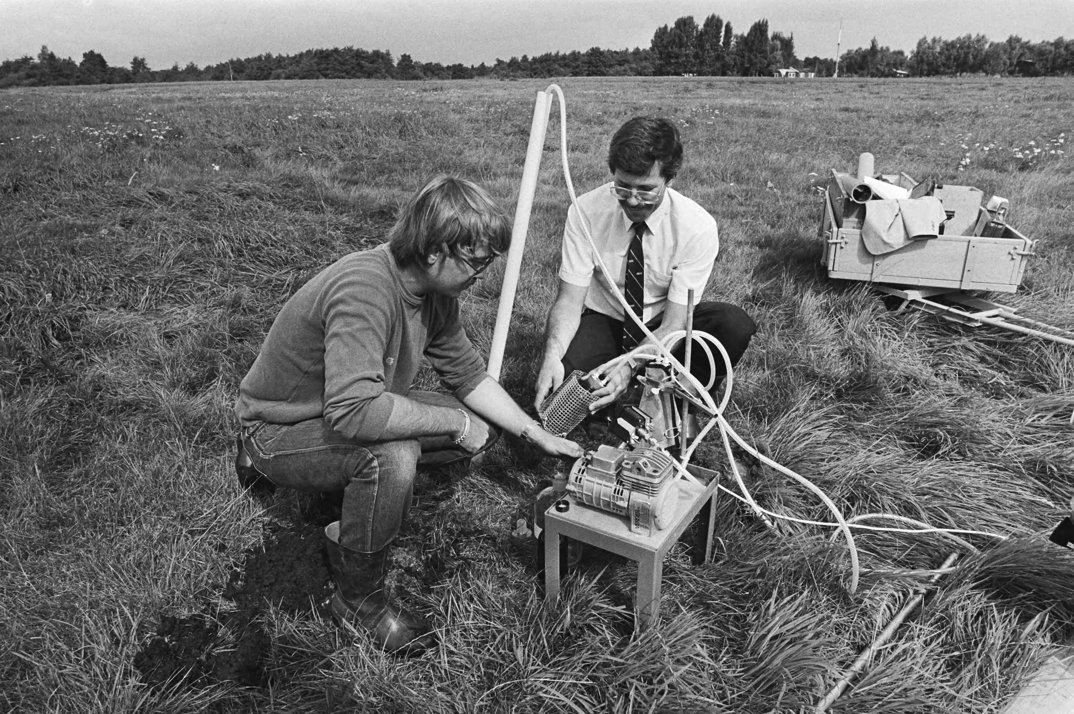 Fotocollectie Anefo — Bodemonderzoek in Kortenhoef (NH) naar chemisch afval — Foto: Antonisse, Marcel / Anefo. Licentie: Set B: Rechtenvrij / Publiek Domein. Bron: Nationaal Archief. http://hdl.handle.net/10648/ad01ef5e-d0b4-102d-bcf8-003048976d84