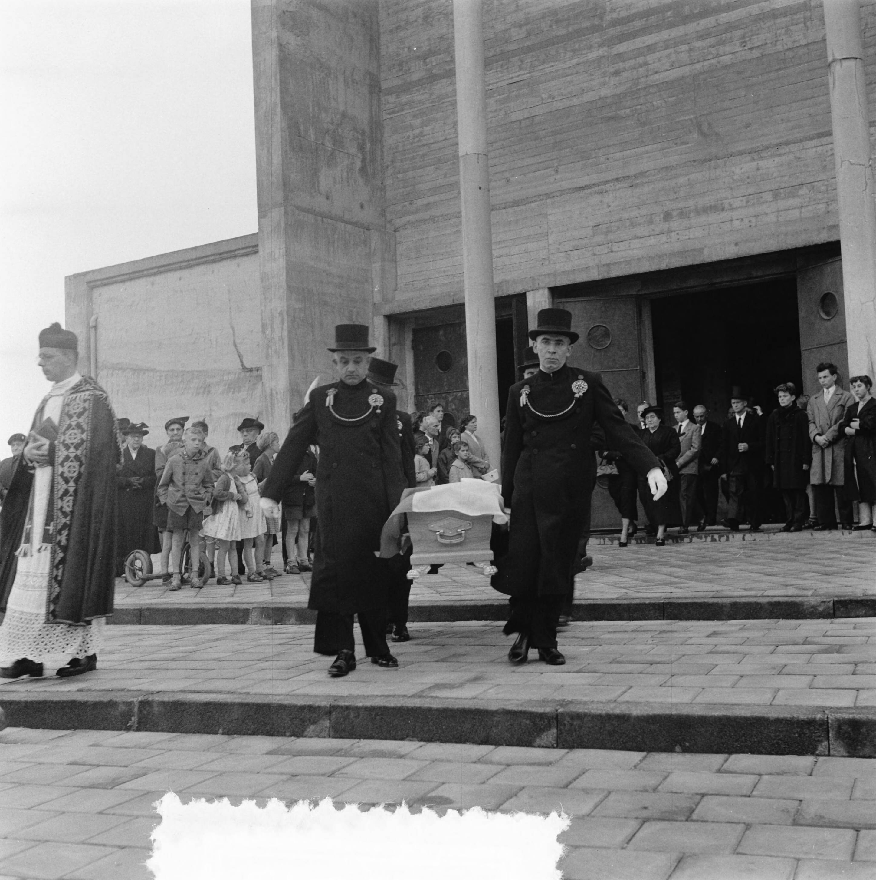 Fotocollectie Anefo — Marinebegrafenis van Eerste Matroos A.J.A. Rith te Heerlen — Foto: Rossem, Wim van / Anefo. Licentie: Set B: Rechtenvrij / Publiek Domein. Bron: Nationaal Archief. http://hdl.handle.net/10648/a94d8972-d0b4-102d-bcf8-003048976d84
