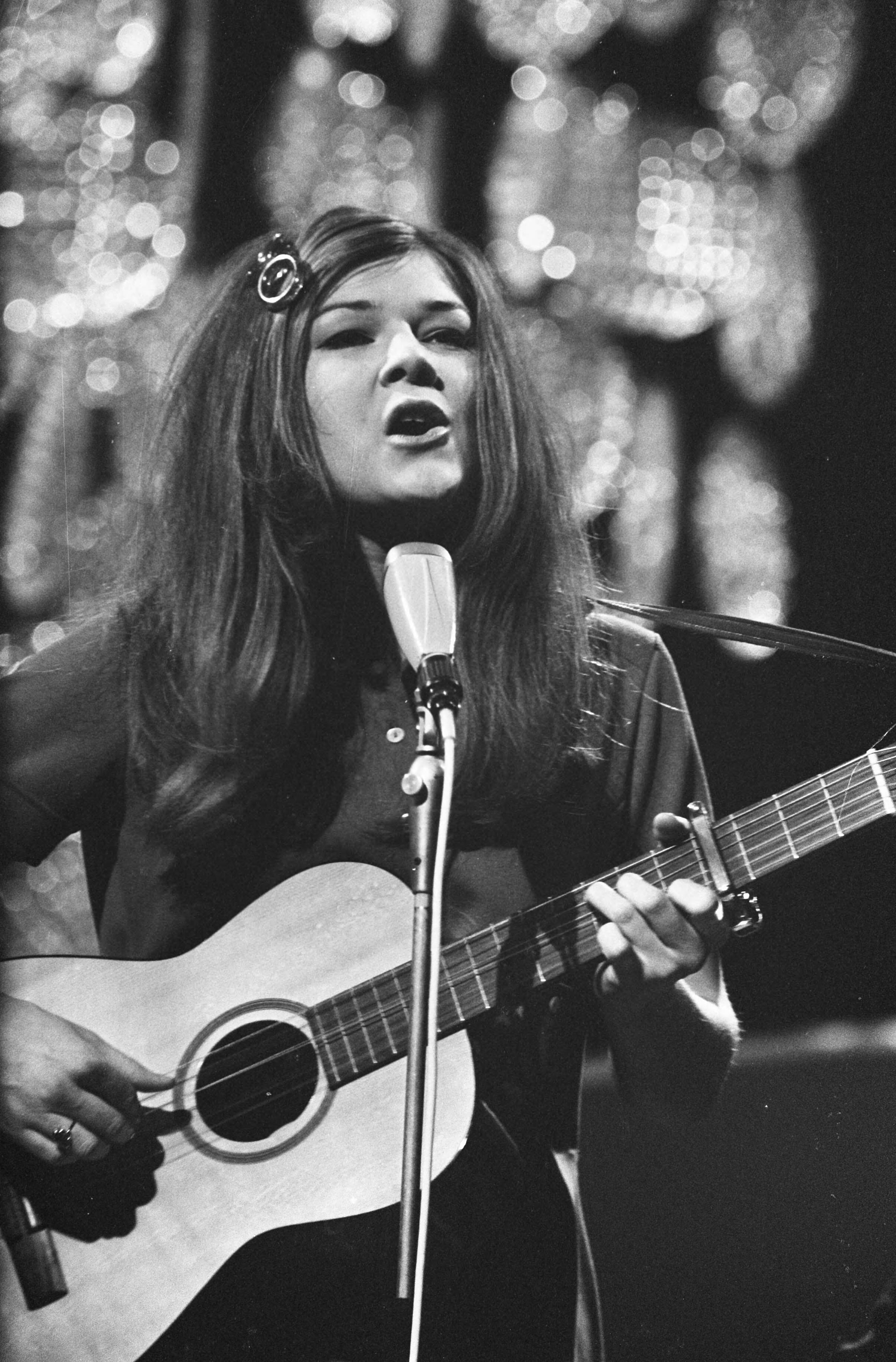 Songfestival 1969 — Nationale finale van het Eurovisie Songfestival in Scheveningen, Lenny Kuhr zong het winnende liedje "Troubadour" — Foto: Fotograaf Onbekend / Anefo. Licentie: Set B: Rechtenvrij / Publiek Domein. Bron: Nationaal Archief. http://hdl.handle.net/10648/ab5ff808-d0b4-102d-bcf8-003048976d84