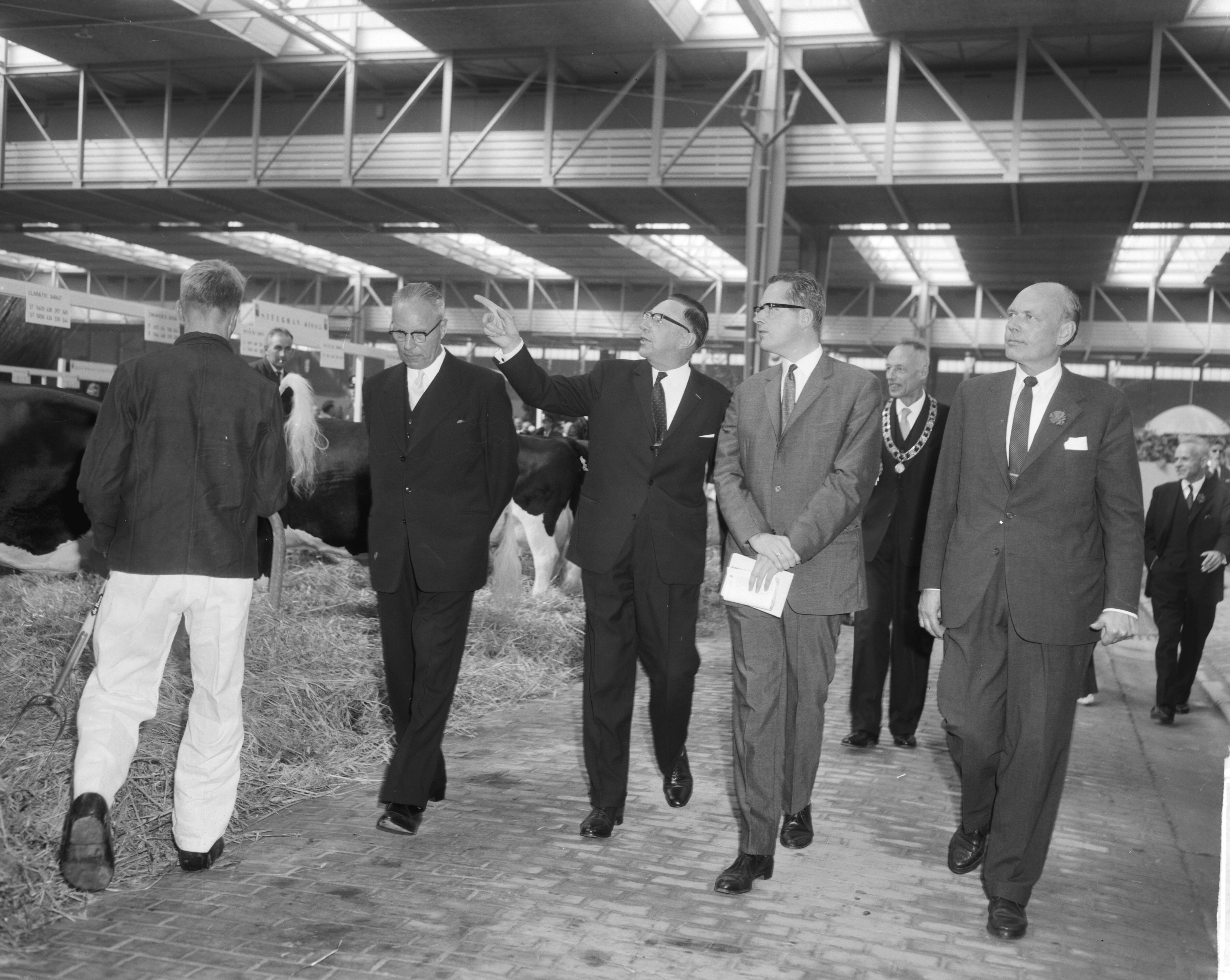 Fotocollectie Anefo — Tentoonstelling "Frisiana" te Leeuwarden officieel door minister J.E. Andriessen geopend. Minister Andriessen tijdens de rondgang — Foto: Bilsen, Joop van / Anefo. Licentie: Set B: Rechtenvrij / Publiek Domein. Bron: Nationaal Archief. http://hdl.handle.net/10648/aa4589ce-d0b4-102d-bcf8-003048976d84