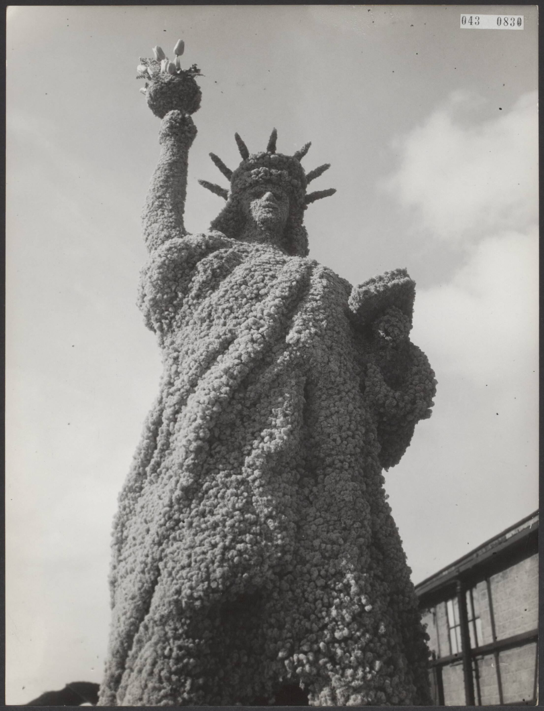 Fotocollectie Elsevier Binnenland — Het grote bloemencorso in de Bollenstreek. Een van de wagens met een voorstelling van het Amerikaanse vrijheidsbeeld — Foto: Fotograaf Onbekend / Anefo. Licentie: Set B: Rechtenvrij / Publiek Domein. Bron: Nationaal Archief. http://hdl.handle.net/10648/adf971b6-d0b4-102d-bcf8-003048976d84