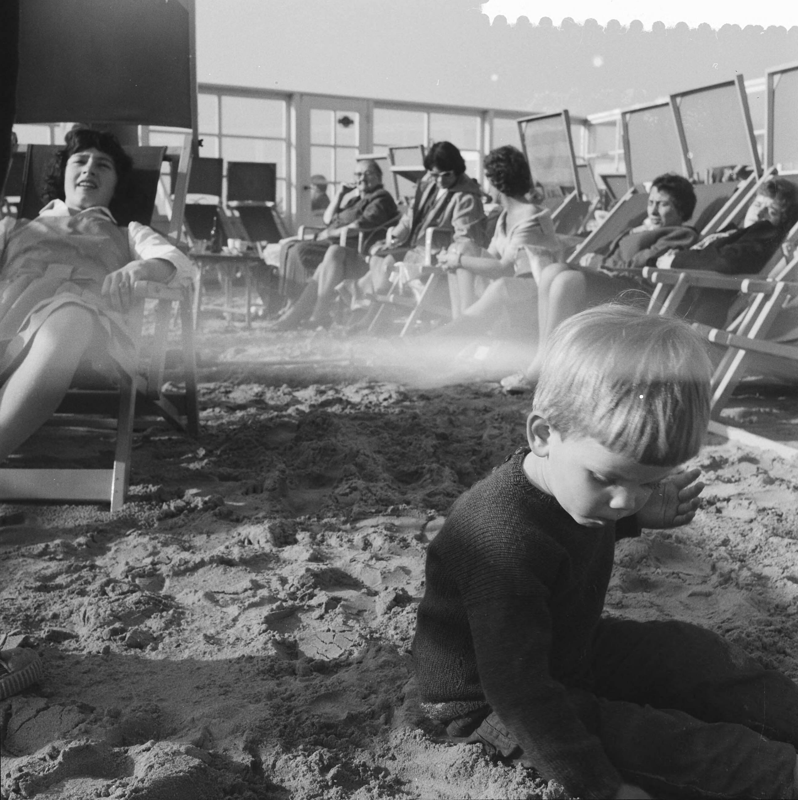 Fotocollectie Anefo — Drukte op het strand te Zandvoort — Foto: Lindeboom, Henk / Anefo. Licentie: Set B: Rechtenvrij / Publiek Domein. Bron: Nationaal Archief. http://hdl.handle.net/10648/a9aa0d96-d0b4-102d-bcf8-003048976d84