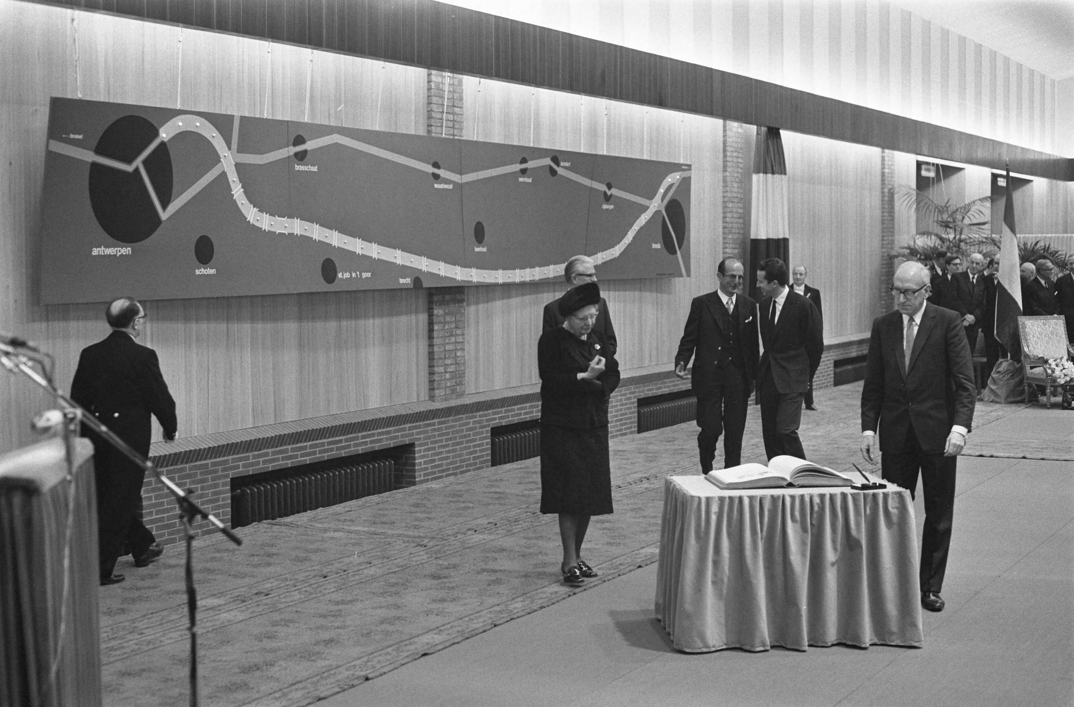 Opening van de E10, de nieuwe snelweg tussen Breda en Antwerpen, door — De openingsplechtigheid — Foto: Fotograaf Onbekend / Anefo. Licentie: Set B: Rechtenvrij / Publiek Domein. Bron: Nationaal Archief. http://hdl.handle.net/10648/abde5d24-d0b4-102d-bcf8-003048976d84