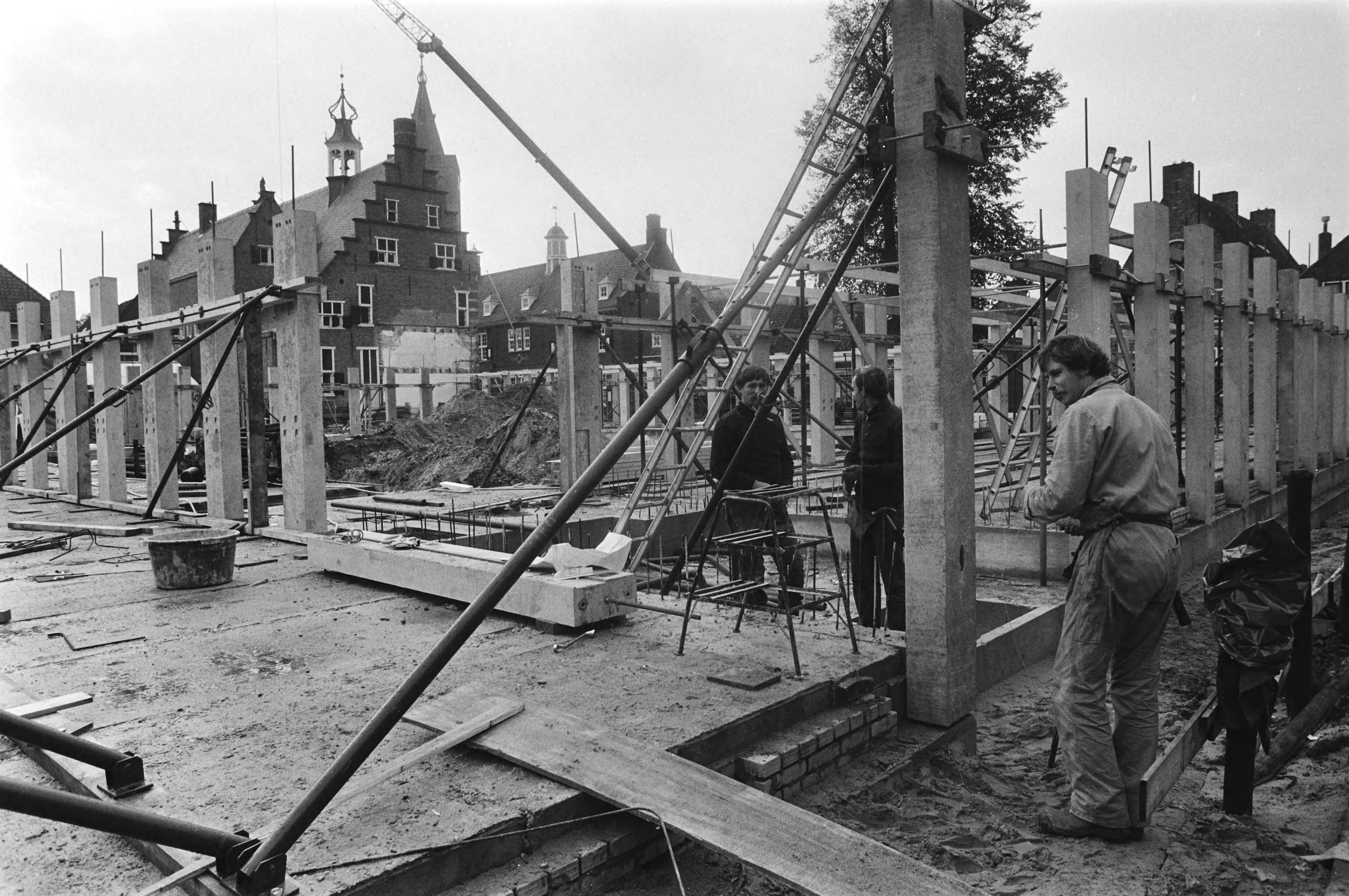 Bouw van een nieuw stadhuis in Naarden, die door de gemeenteraad is opgeschort — Naarden|Noord-Holland|stadhuizen |bouw |bouwplaatsen — Foto: Dijk, Hans van / Anefo. Licentie: Set B: Rechtenvrij / Publiek Domein. Bron: Nationaal Archief. http://hdl.handle.net/10648/ad1fd94c-d0b4-102d-bcf8-003048976d84