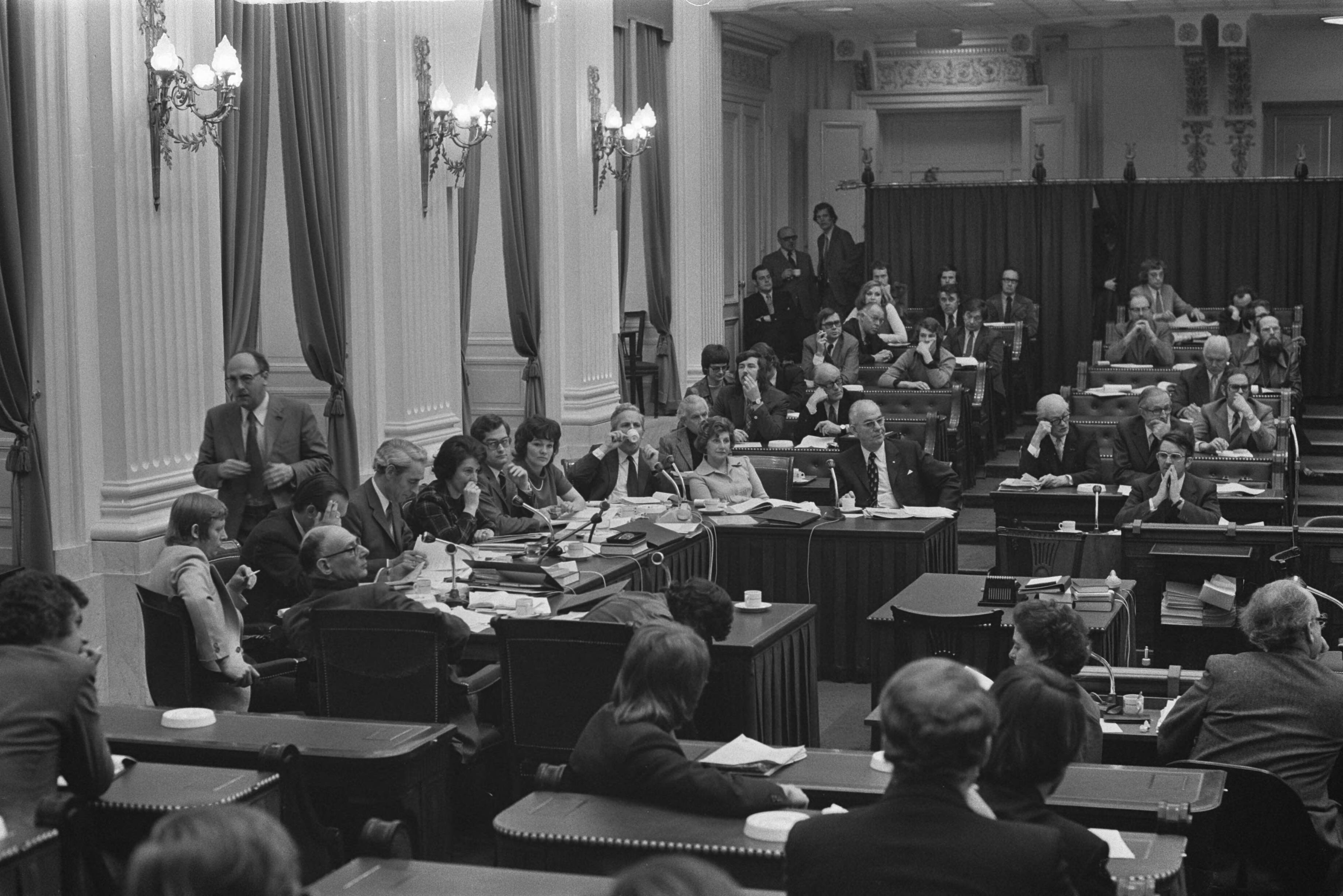 Fotocollectie Anefo — Demonstratie en hoorzitting over Veronica in Den Haag , Bul Verwey in Kamer tijdens hoorzitting — Foto: Verhoeff, Bert / Anefo. Licentie: Set B: Rechtenvrij / Publiek Domein. Bron: Nationaal Archief. http://hdl.handle.net/10648/ac2a3d0c-d0b4-102d-bcf8-003048976d84