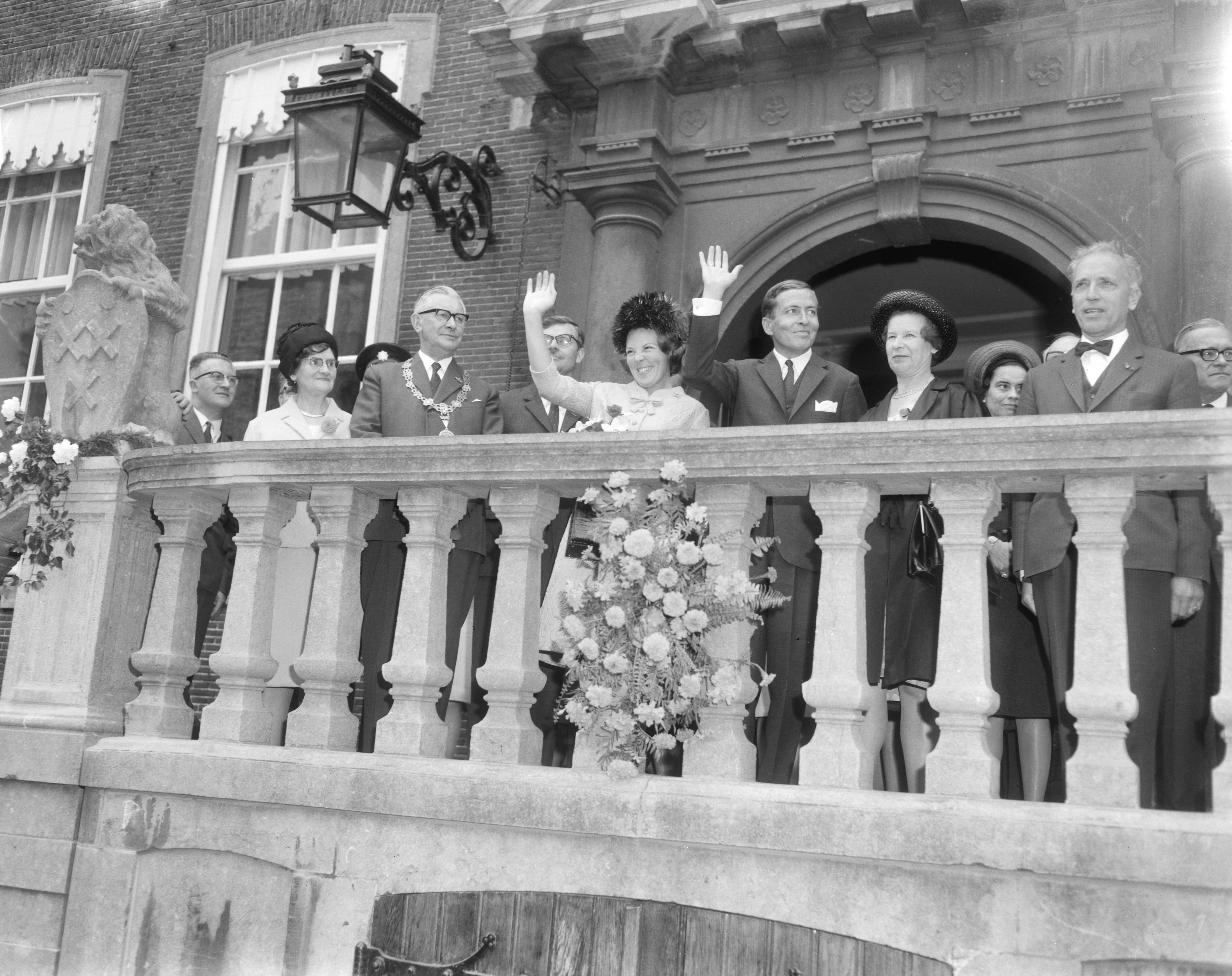 Fotocollectie Anefo — Prinses Beatrix en prins Claus brachten bezoek aan Bre prinses Beatrix en Claus op balkon — Foto: Bilsen, Joop van / Anefo. Licentie: Set B: Rechtenvrij / Publiek Domein. Bron: Nationaal Archief. http://hdl.handle.net/10648/aaeb80cc-d0b4-102d-bcf8-003048976d84