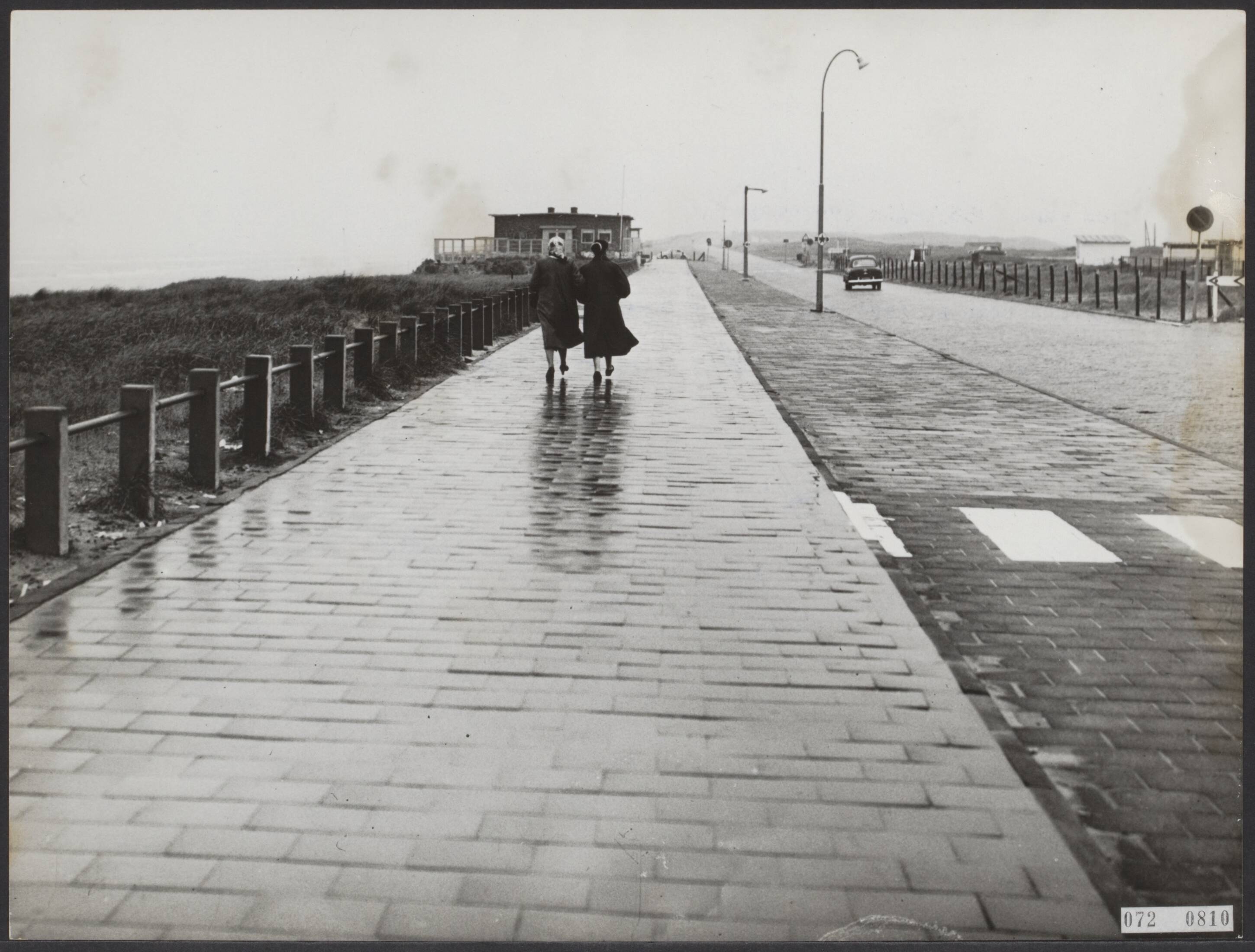 Fotocollectie Elsevier Binnenland — Boulevard van Zandvoort in de regen — Foto: Fotograaf Onbekend / Anefo. Licentie: Set B: Rechtenvrij / Publiek Domein. Bron: Nationaal Archief. http://hdl.handle.net/10648/ae118a9e-d0b4-102d-bcf8-003048976d84