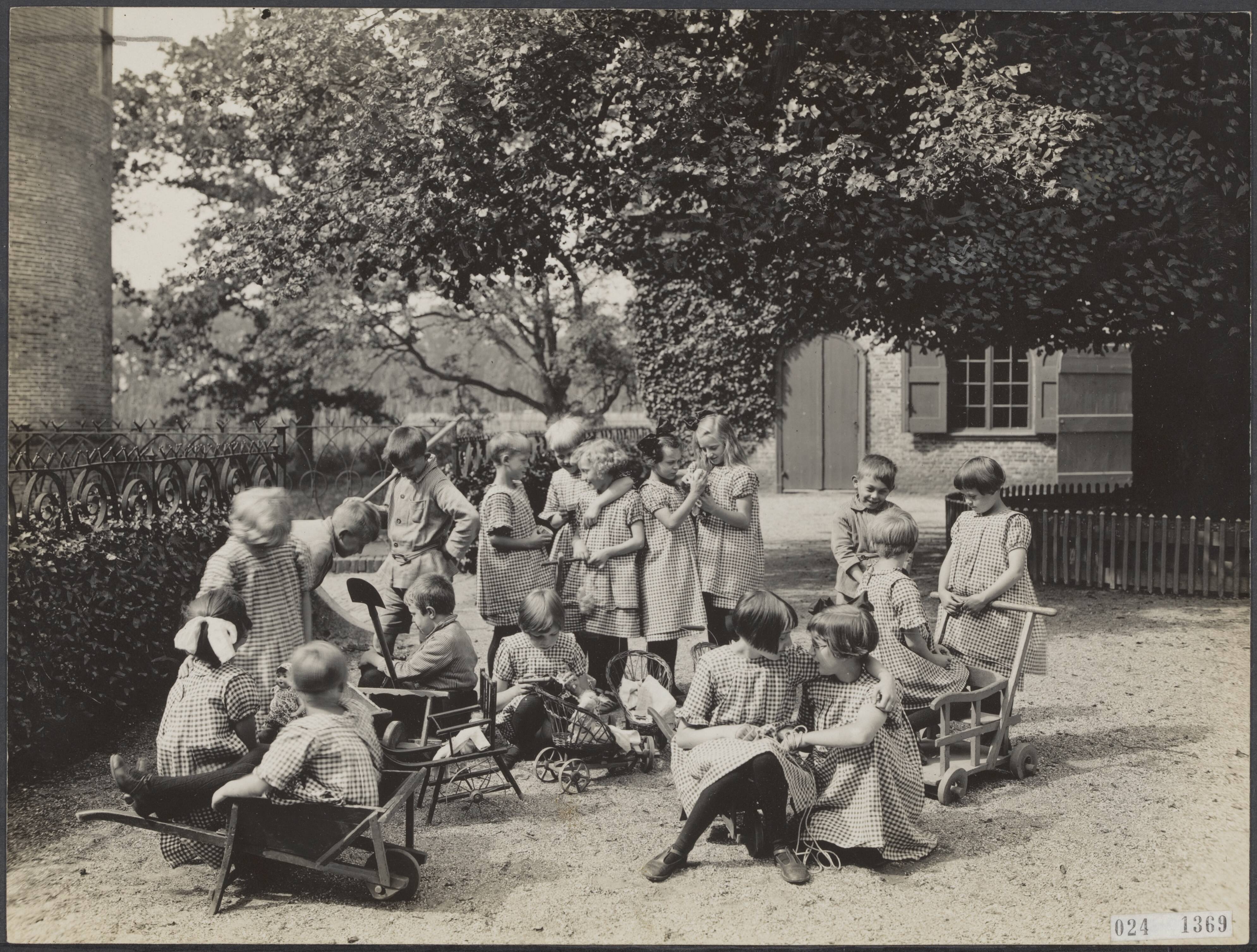 Fotocollectie Elsevier Binnenland — Kasteel Westhoven te Oostkapelle (bij Domburg). Er komen 20 kinderen voor 3 maanden uit Middelburg en Vlissingen. Dit is een nalatenschap. — Foto: Favier, Adriaan. Licentie: Set B: Rechtenvrij / Publiek Domein. Bron: Nationaal Archief. http://hdl.handle.net/10648/add92848-d0b4-102d-bcf8-003048976d84