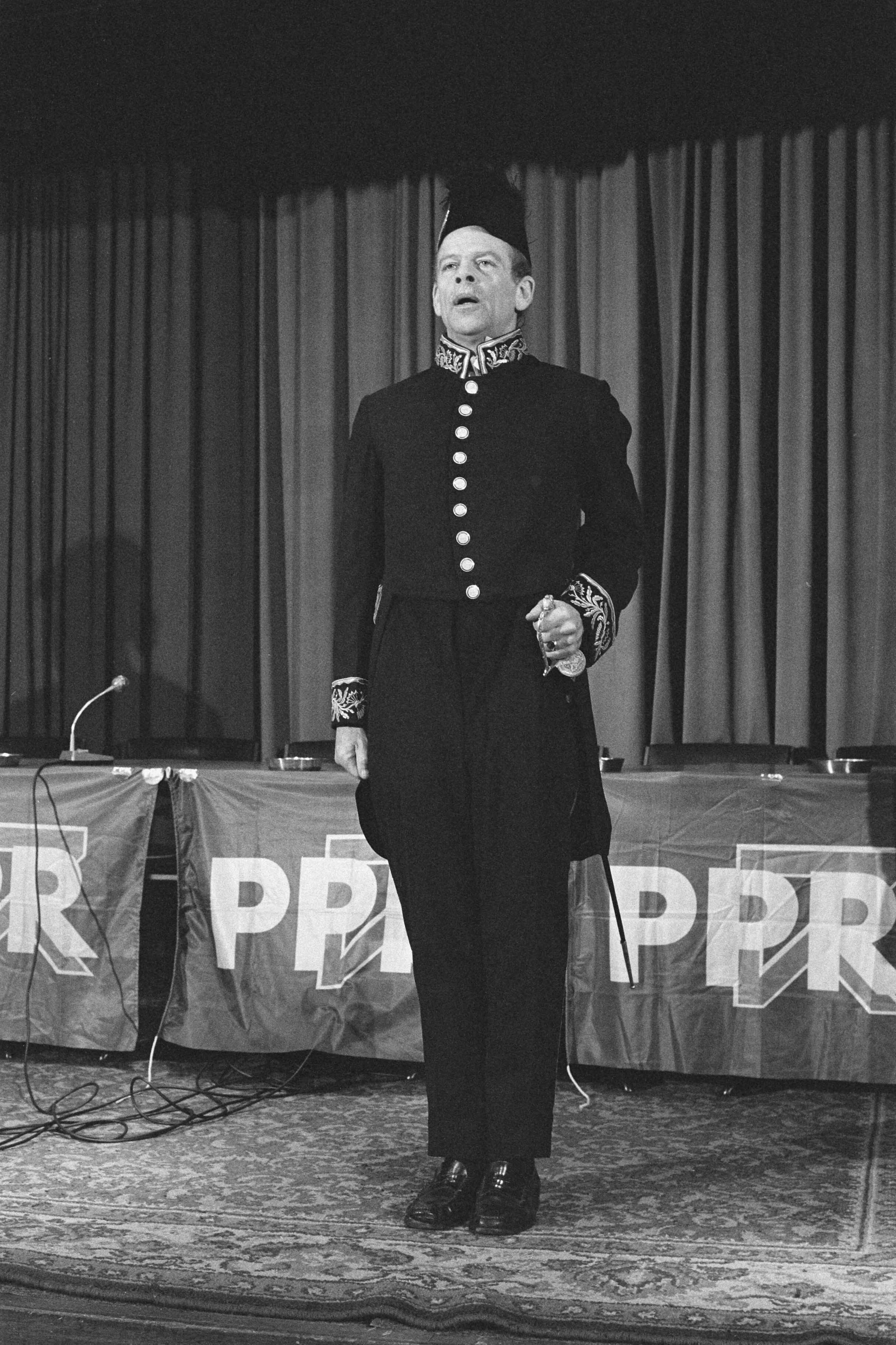 Fotocollectie Anefo — Bas de Gaay Fortman begint verkiezingscampagne in knellend ambtskostuum in Haarlemse [schouwburg] — Foto: Gerrits, Roland / Anefo. Licentie: Set B: Rechtenvrij / Publiek Domein. Bron: Nationaal Archief. http://hdl.handle.net/10648/ad5ca944-d0b4-102d-bcf8-003048976d84