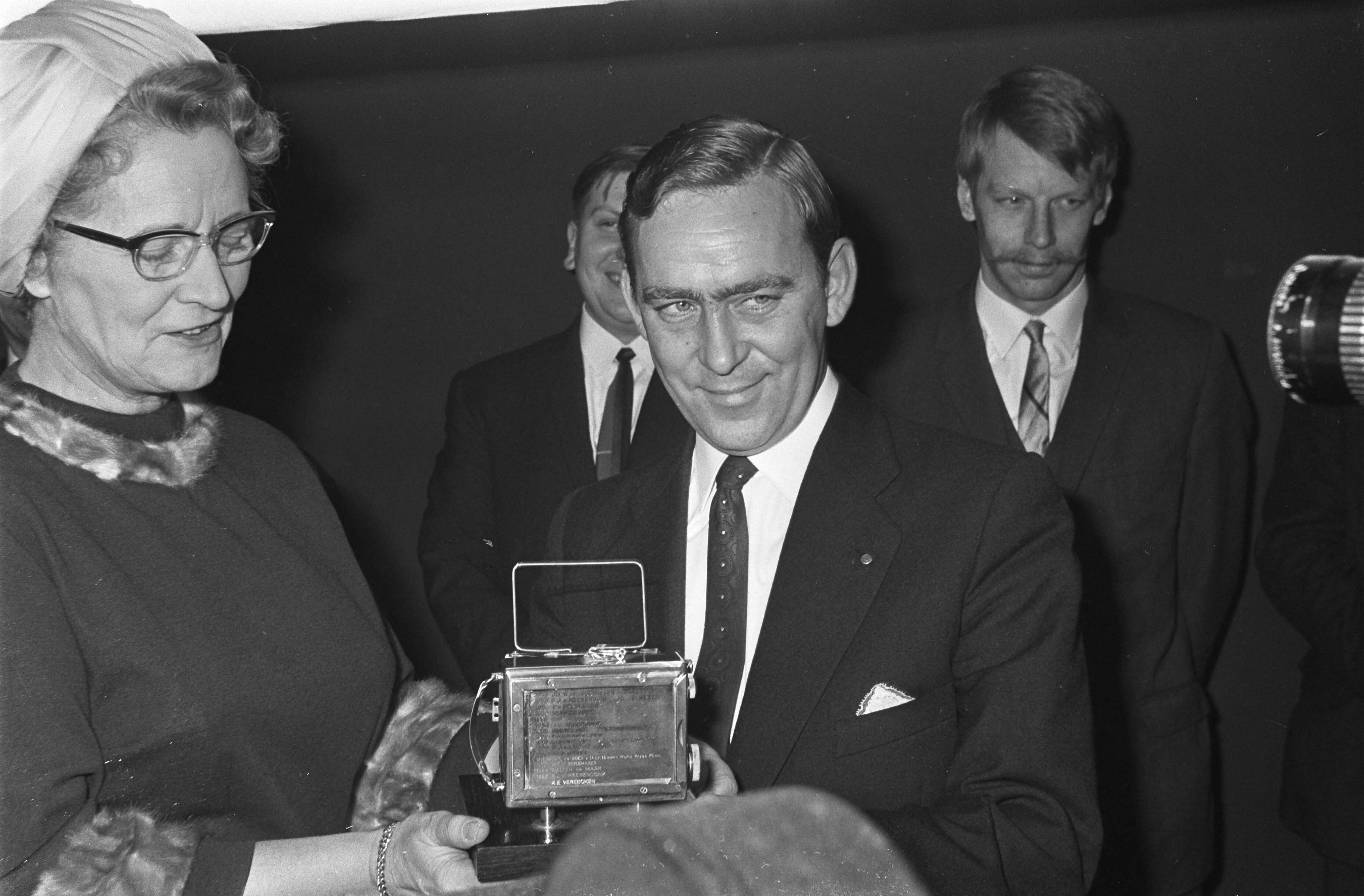 Fotocollectie Anefo — World Press Photo 1967 te Den Haag , winnaar Cor Rentmeester met medaille bij zijn foto — Foto: Evers, Joost / Anefo. Licentie: Set B: Rechtenvrij / Publiek Domein. Bron: Nationaal Archief. http://hdl.handle.net/10648/ab3022cc-d0b4-102d-bcf8-003048976d84