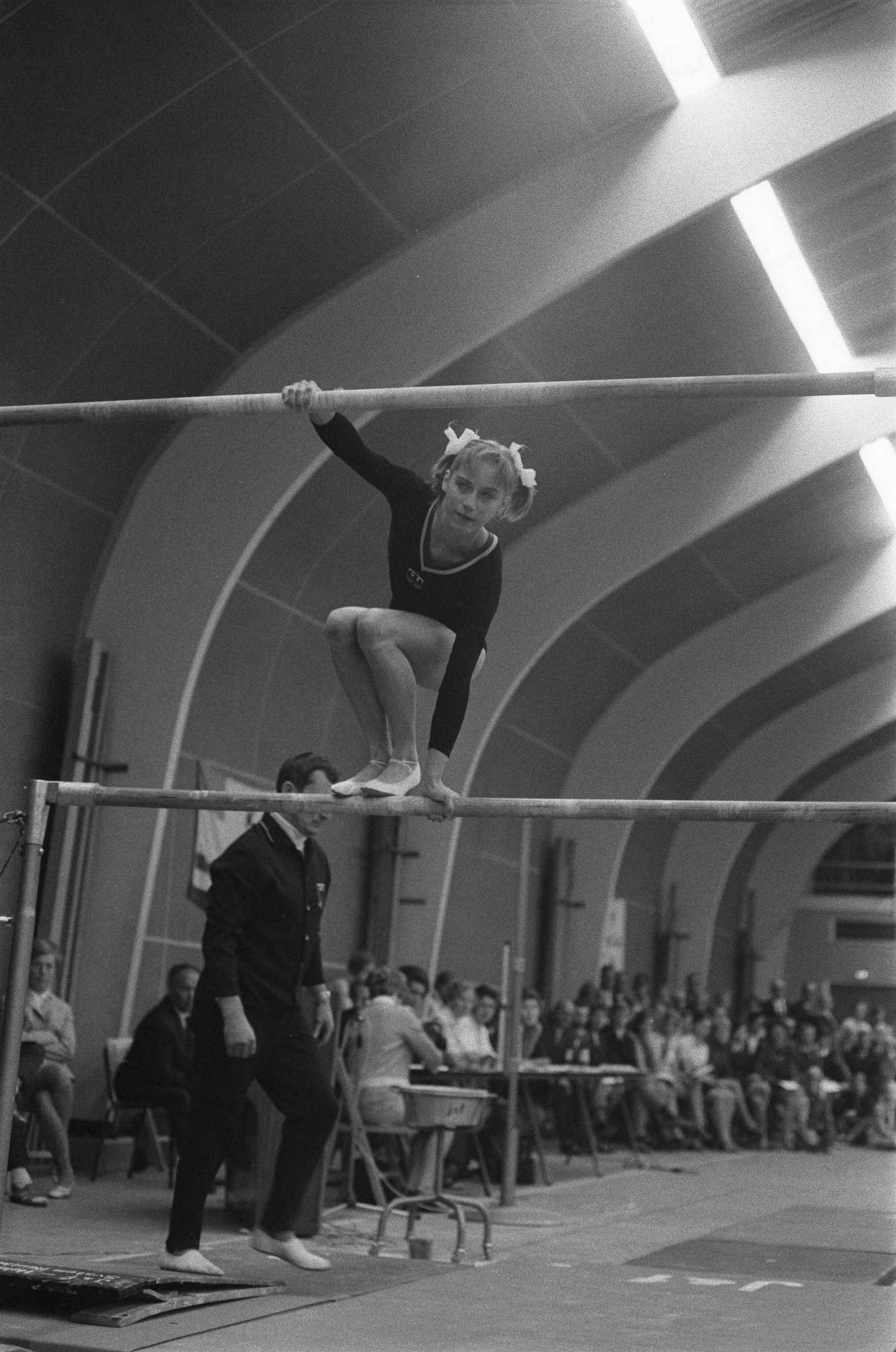 Fotocollectie Anefo — Keur turninterland Nederland tegen West-Duitsland in Groningen.22 Sonja Klein (D) 23 I. Sandl., 24 Ingrid Wendel 25 S. de Goede — Foto: Verhoeff, Bert / Anefo. Licentie: Set B: Rechtenvrij / Publiek Domein. Bron: Nationaal Archief. http://hdl.handle.net/10648/ab7a6eb8-d0b4-102d-bcf8-003048976d84