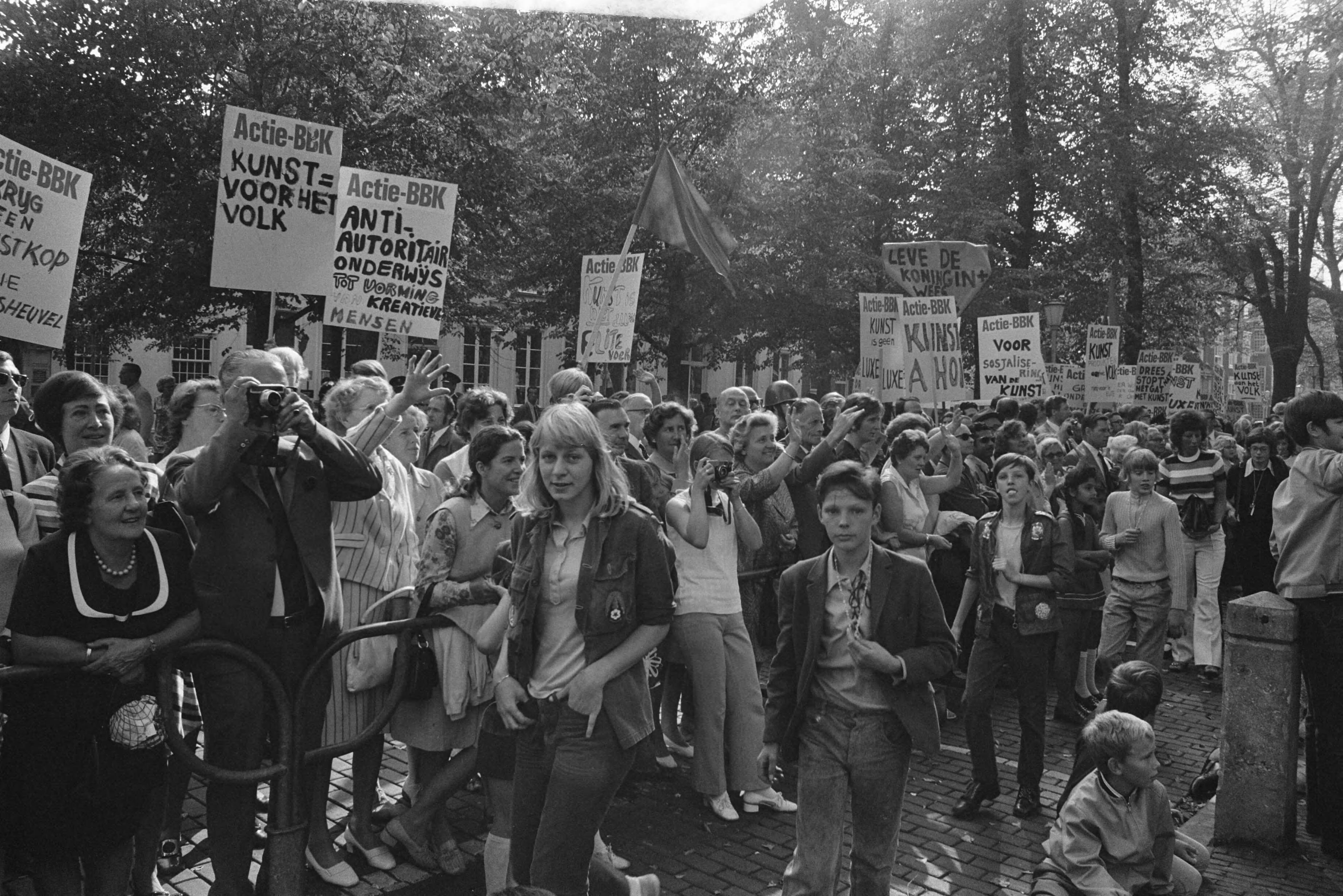 Fotocollectie Anefo — BBK ( Beroepsvereniging Beeldende Kunstenaars ), leden met protestborden langs route Gouden Koets , Den Haag — Foto: Verhoeff, Bert / Anefo. Licentie: Set B: Rechtenvrij / Publiek Domein. Bron: Nationaal Archief. http://hdl.handle.net/10648/abcfaed2-d0b4-102d-bcf8-003048976d84