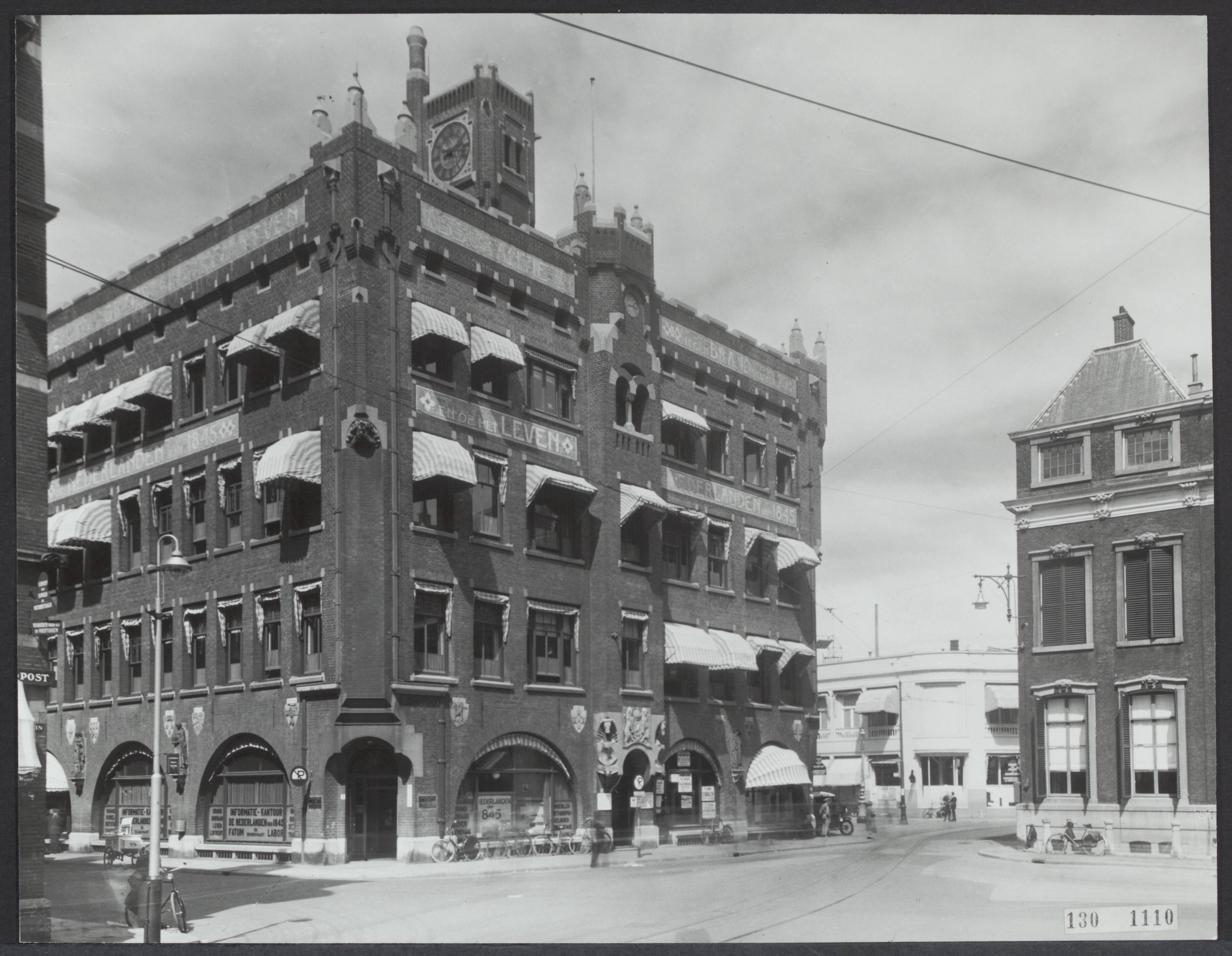 Fotocollectie Rijksvoorlichtingsdienst Eigen — Kantoor Kerkplein 's-Gravenhage. Architect: H.P. Berlage (1895) — Foto: Fotodienst Gemeente Den Haag. Licentie: Set B: Rechtenvrij / Publiek Domein. Bron: Nationaal Archief. http://hdl.handle.net/10648/af4d0e7e-d0b4-102d-bcf8-003048976d84