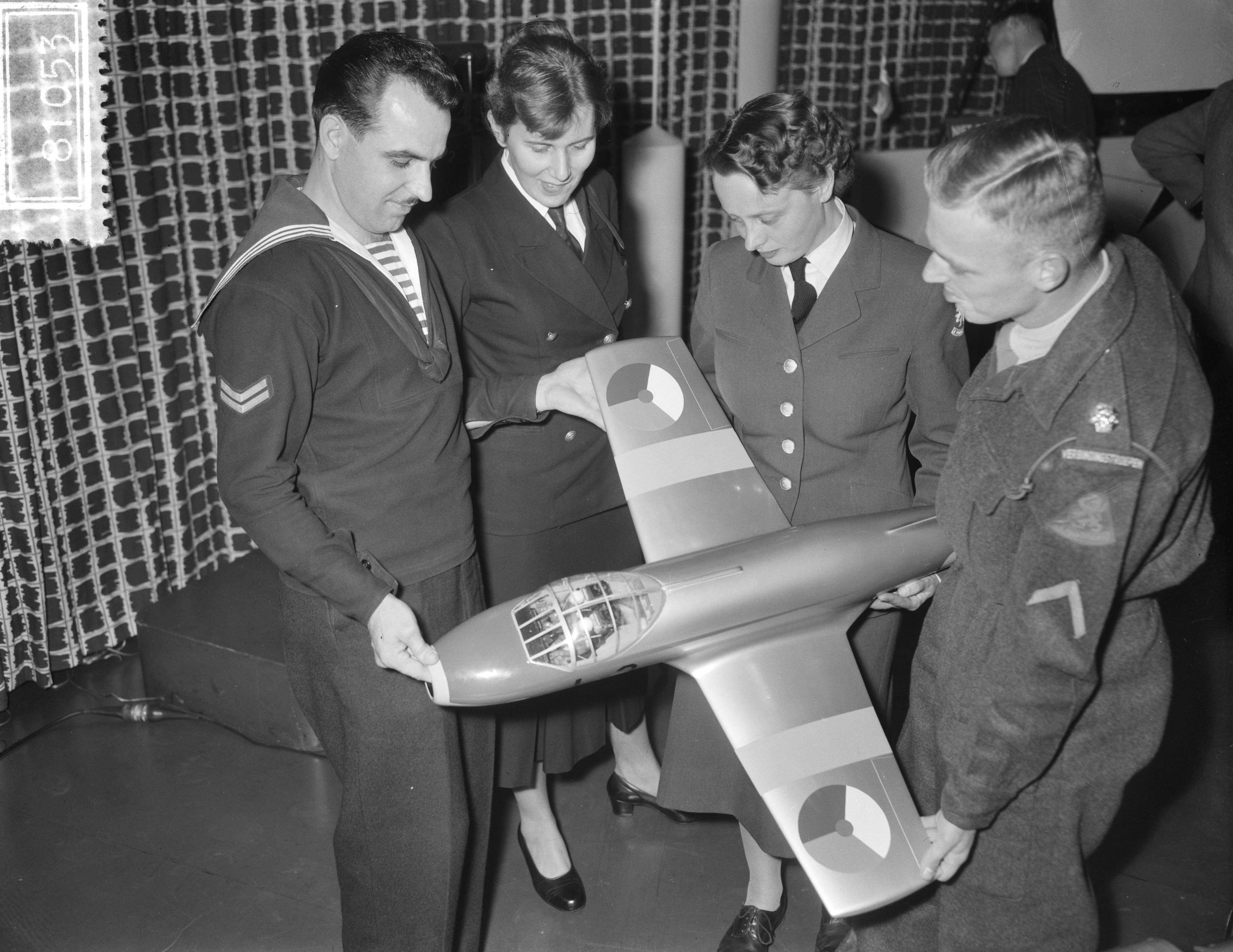 Fotocollectie Anefo — Nederlandse kampioenschappen vliegtuigherkenning bij Shell Den Haag. Vier deelnemers bekijken een vliegtuigmodel — Foto: Pot, Harry / Anefo. Licentie: Set B: Rechtenvrij / Publiek Domein. Bron: Nationaal Archief. http://hdl.handle.net/10648/a951a4b2-d0b4-102d-bcf8-003048976d84
