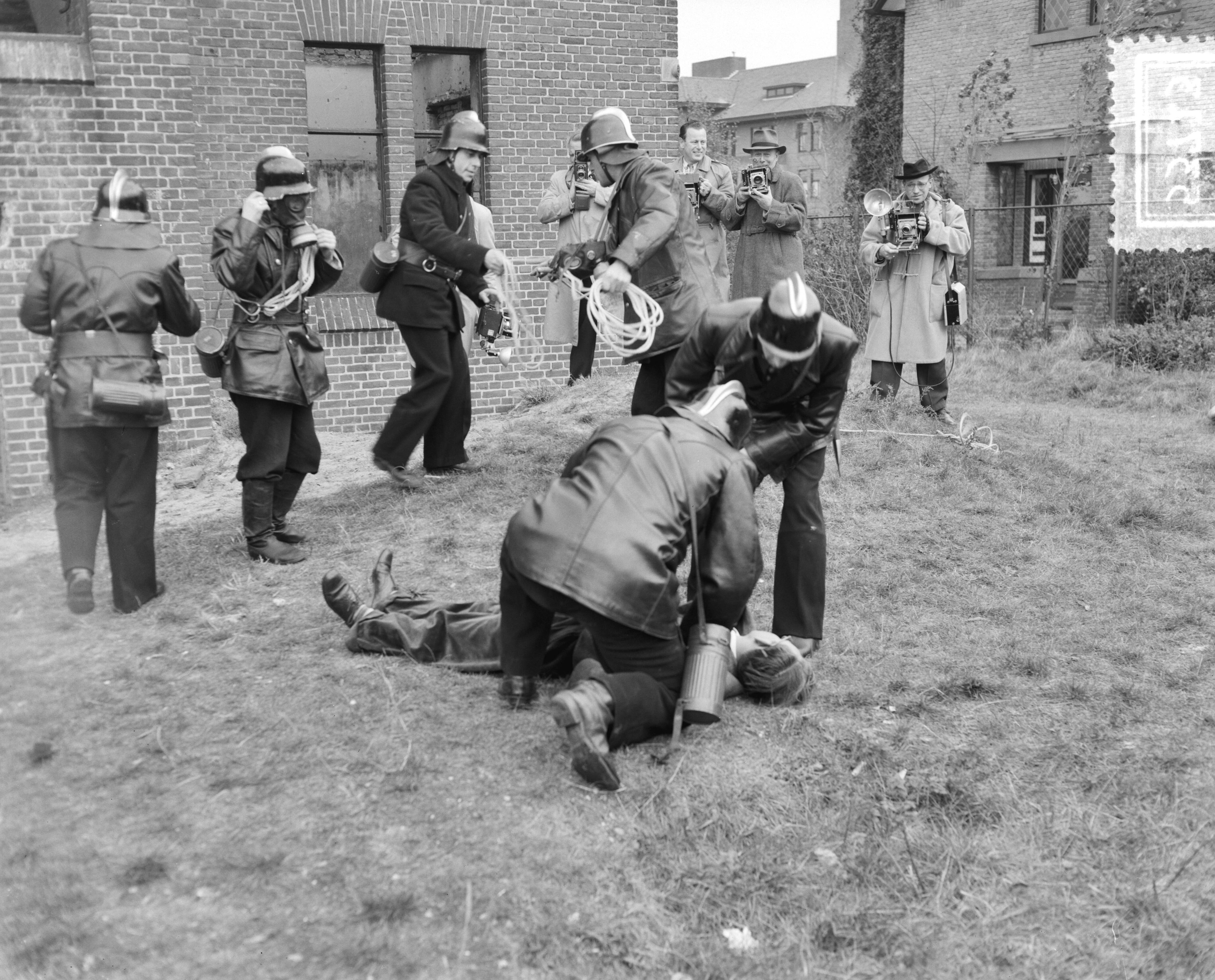 Fotocollectie Anefo — Examen persfotografen te Den Haag. Een brandweeroefening — Foto: Consenheim, Wim / Anefo. Licentie: Set B: Rechtenvrij / Publiek Domein. Bron: Nationaal Archief. http://hdl.handle.net/10648/a9016f74-d0b4-102d-bcf8-003048976d84