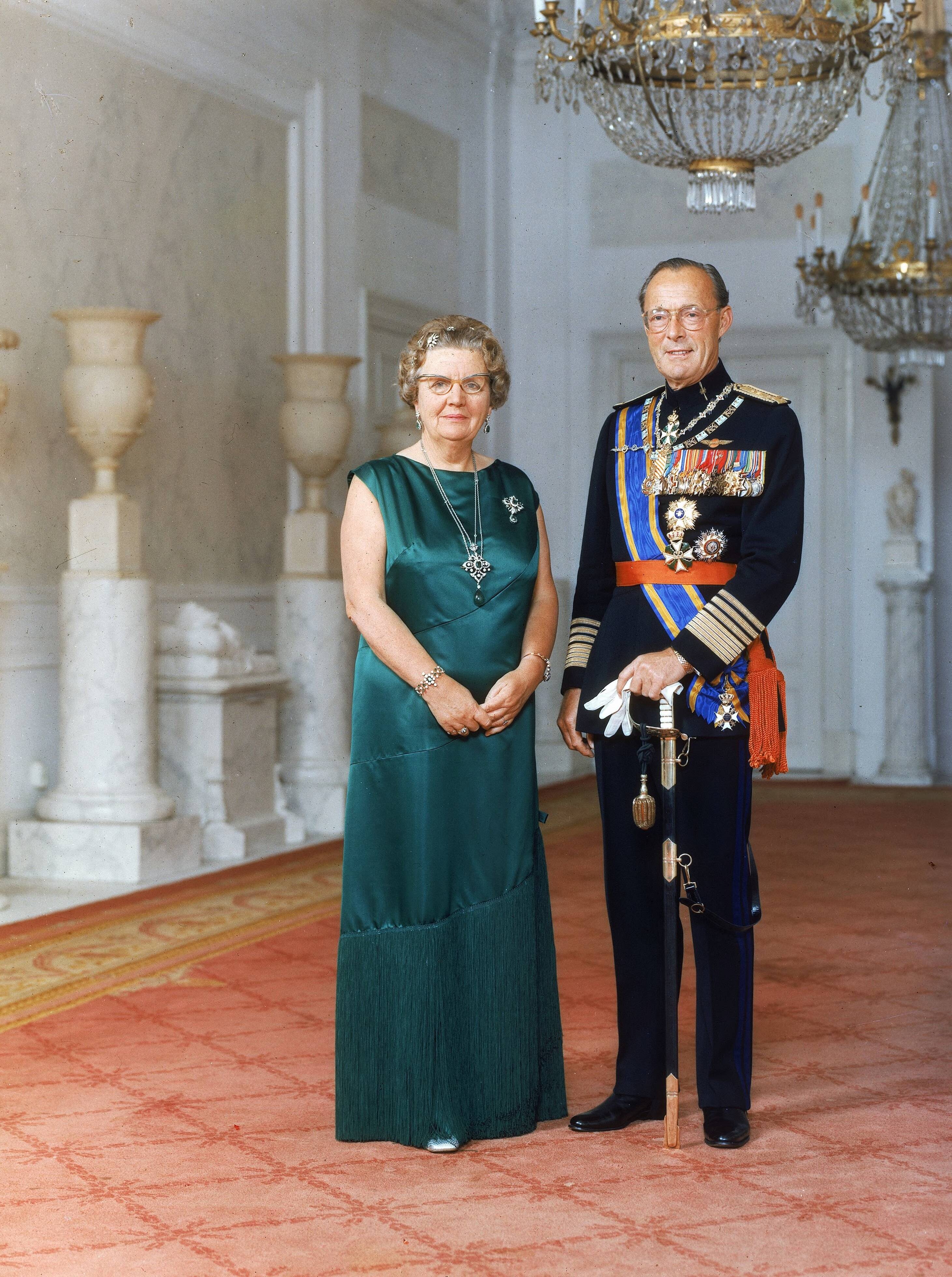 Fotocollectie RVD / Koninklijk Huis — Staatsiefoto koningin Juliana en prins Bernhard, staande in paleis Soestdijk, 1971 — Foto: Koot, Max / RVD. Licentie: Set B: Rechtenvrij / Publiek Domein. Bron: Nationaal Archief. http://hdl.handle.net/10648/afb48806-d0b4-102d-bcf8-003048976d84