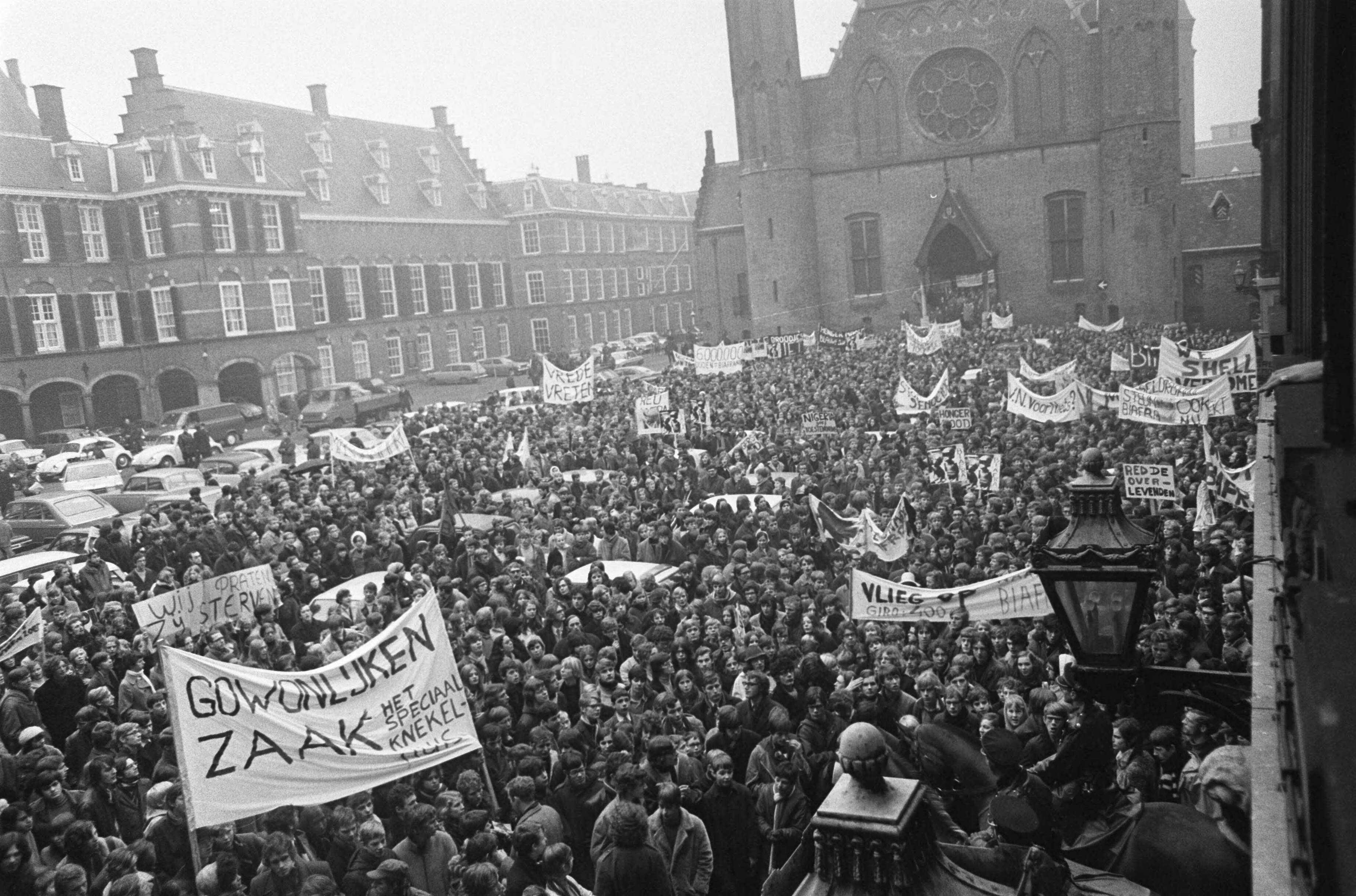 Fotocollectie Anefo — Protestmars van duizenden scholieren en studenten voor hu aan Biafra, Den Haag . Demonstranten op Binnenhof — Foto: Evers, Joost / Anefo. Licentie: Set B: Rechtenvrij / Publiek Domein. Bron: Nationaal Archief. http://hdl.handle.net/10648/ab89663e-d0b4-102d-bcf8-003048976d84