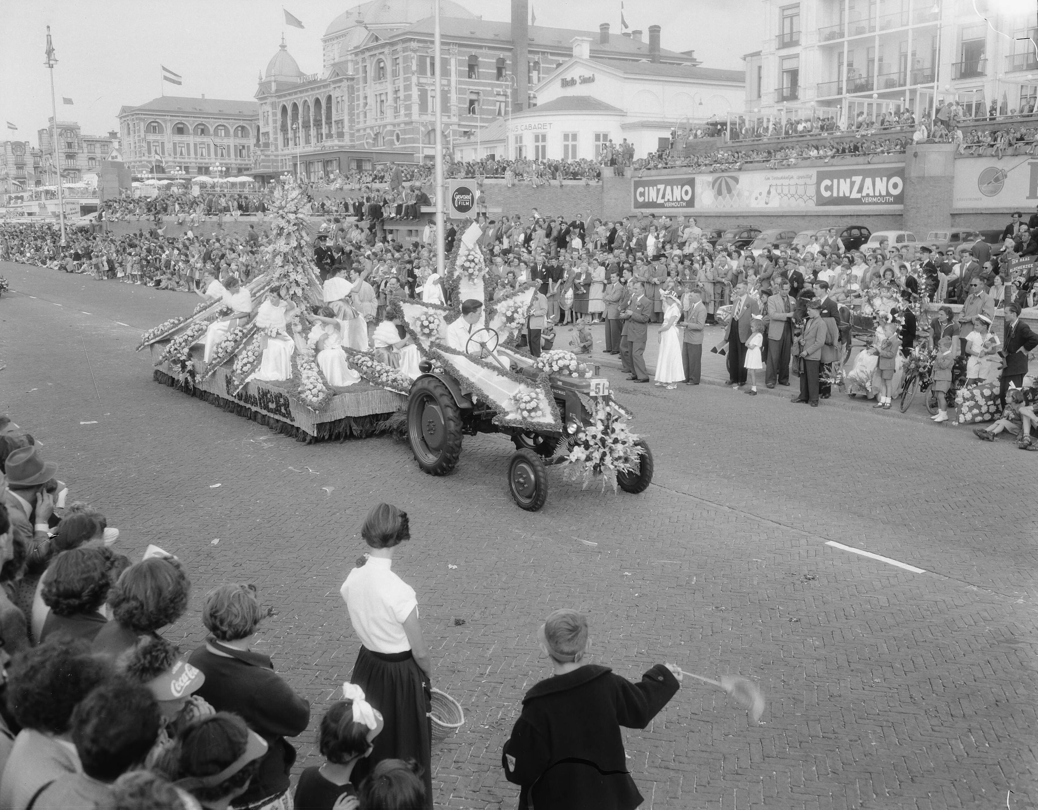 Fotocollectie Anefo — Bloemencorso op de boulevard van Scheveningen — Foto: Duinen, G.W. van / Anefo. Licentie: Set B: Rechtenvrij / Publiek Domein. Bron: Nationaal Archief. http://hdl.handle.net/10648/a927c994-d0b4-102d-bcf8-003048976d84